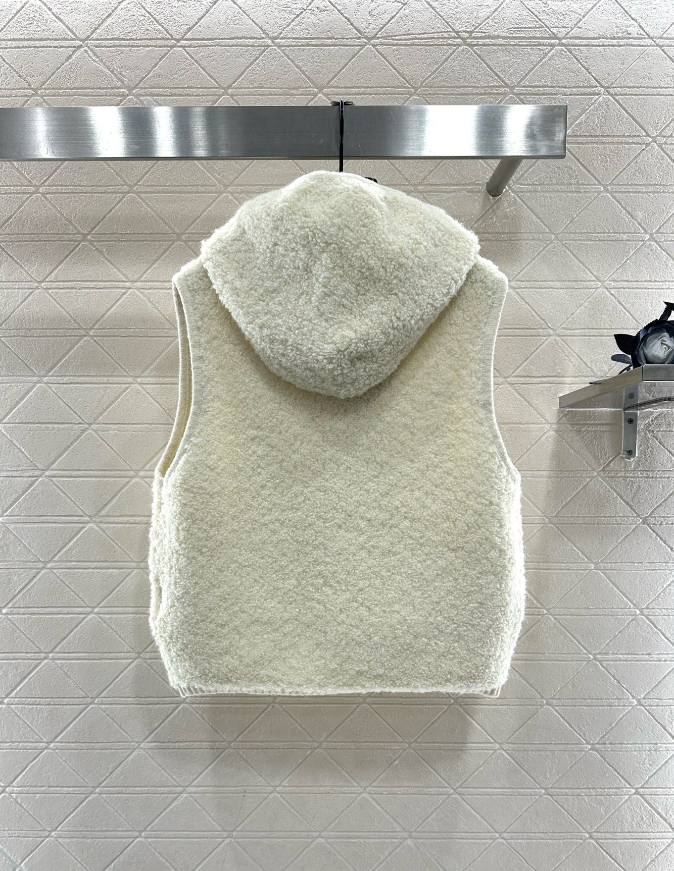 ♥Miumi♥2025新品上架 拉链针织马甲定制YB羊毛纱线织造，工艺处理，呈现出羊卷毛肌理，质感柔软舒