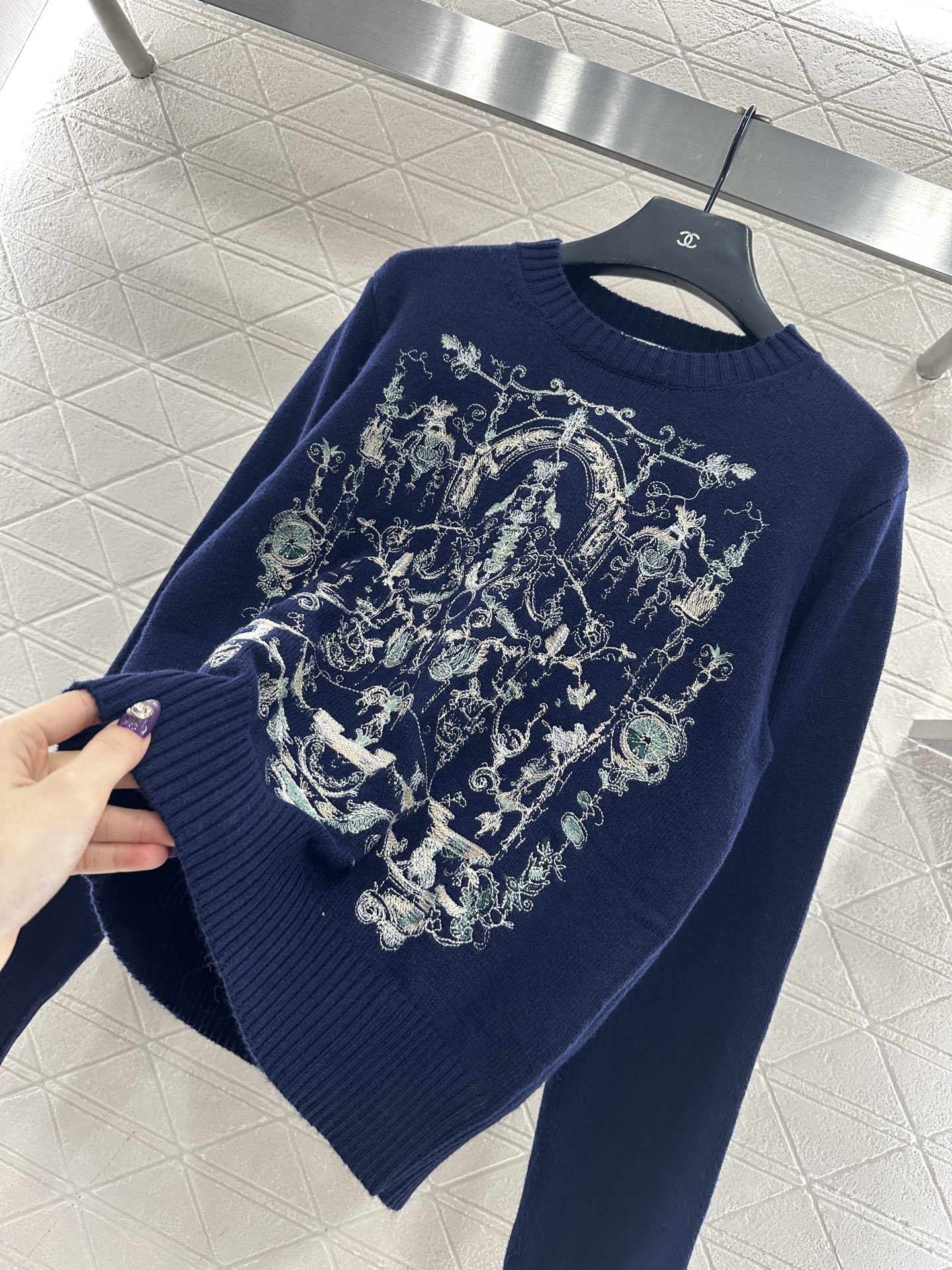 ♥Dio*♥2025新品上架 刺绣针织套头毛衣定制YB丝毛纱线织造，细腻肌理，柔软舒适，圆领针织毛衣裁剪