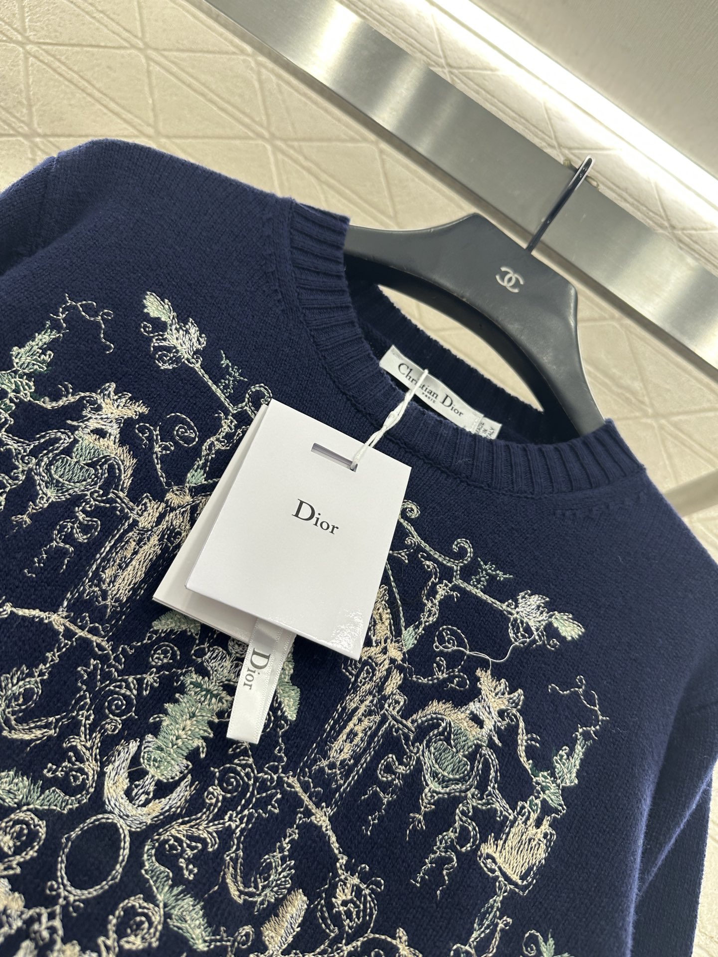 ♥Dio*♥2025新品上架 刺绣针织套头毛衣定制YB丝毛纱线织造，细腻肌理，柔软舒适，圆领针织毛衣裁剪