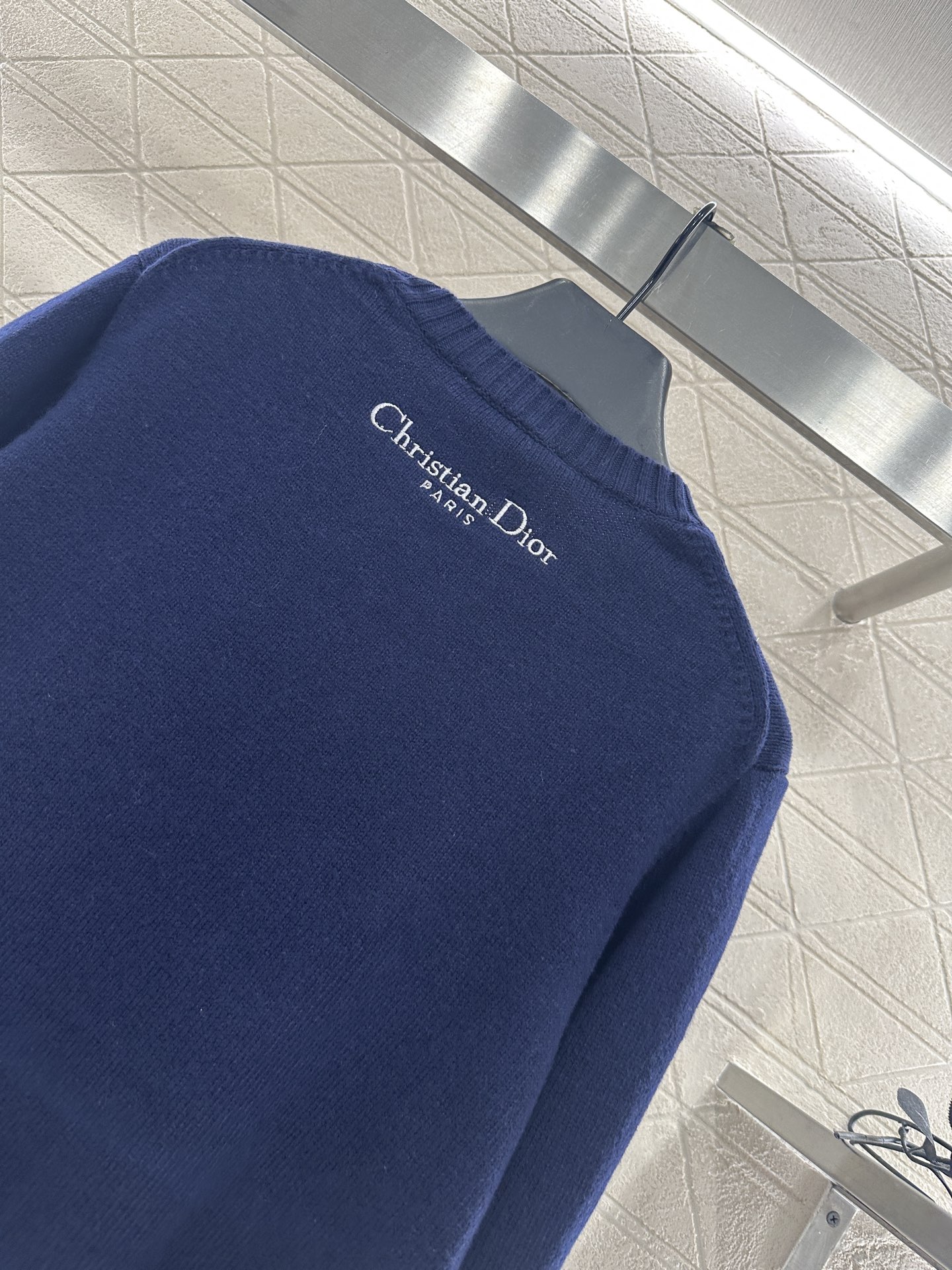 ♥Dio*♥2025新品上架 刺绣针织套头毛衣定制YB丝毛纱线织造，细腻肌理，柔软舒适，圆领针织毛衣裁剪