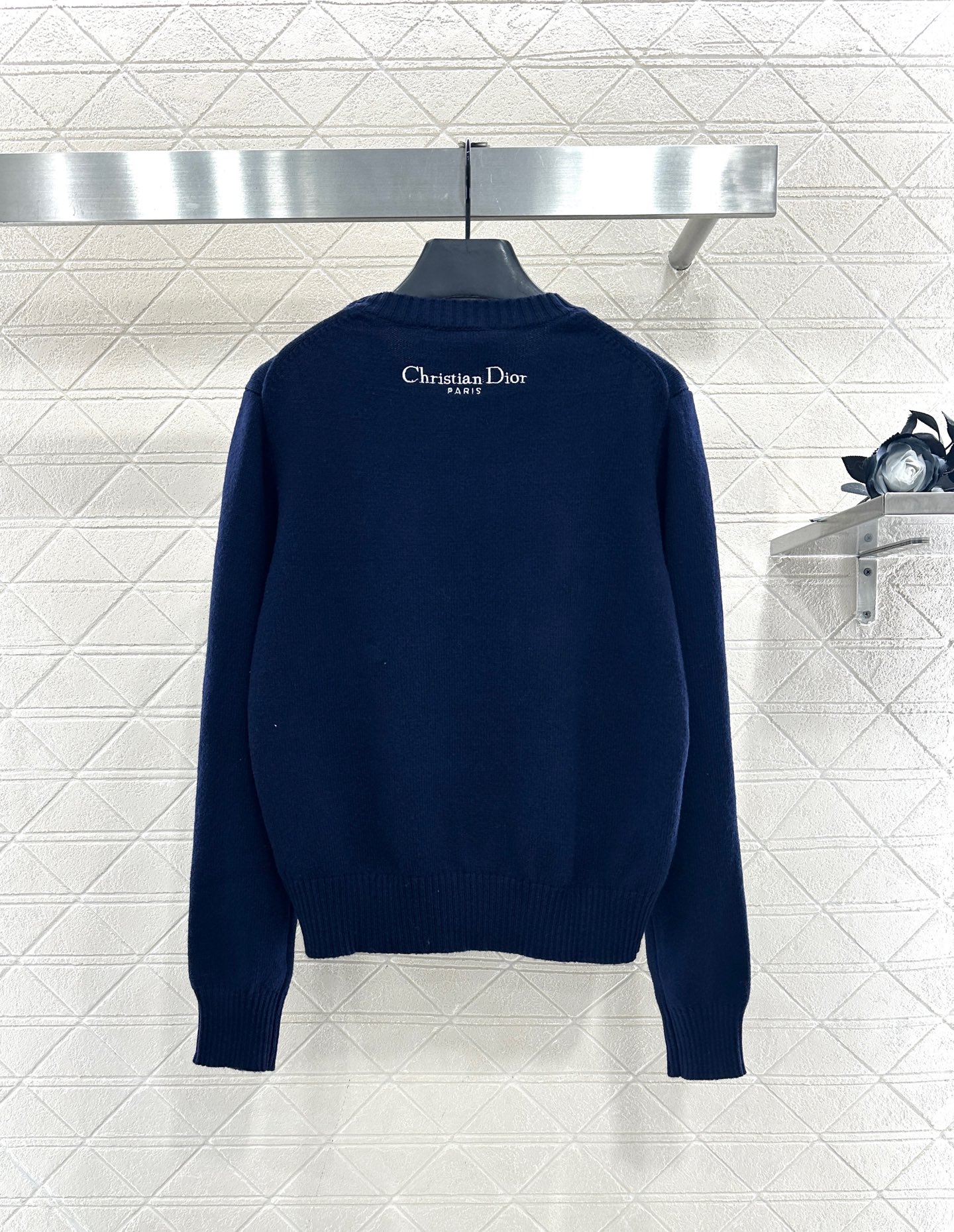 ♥Dio*♥2025新品上架 刺绣针织套头毛衣定制YB丝毛纱线织造，细腻肌理，柔软舒适，圆领针织毛衣裁剪