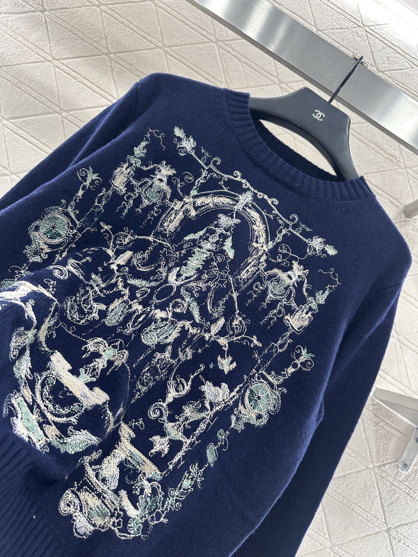 ♥Dio*♥2025新品上架 刺绣针织套头毛衣定制YB丝毛纱线织造，细腻肌理，柔软舒适，圆领针织毛衣裁剪