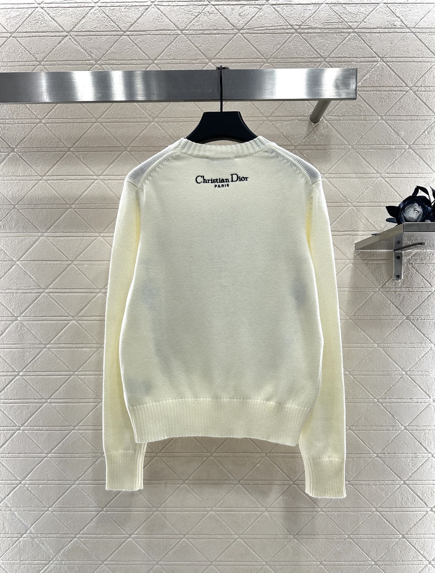 ♥Dio*♥2025新品上架 刺绣针织套头毛衣定制YB丝毛纱线织造，细腻肌理，柔软舒适，圆领针织毛衣裁剪