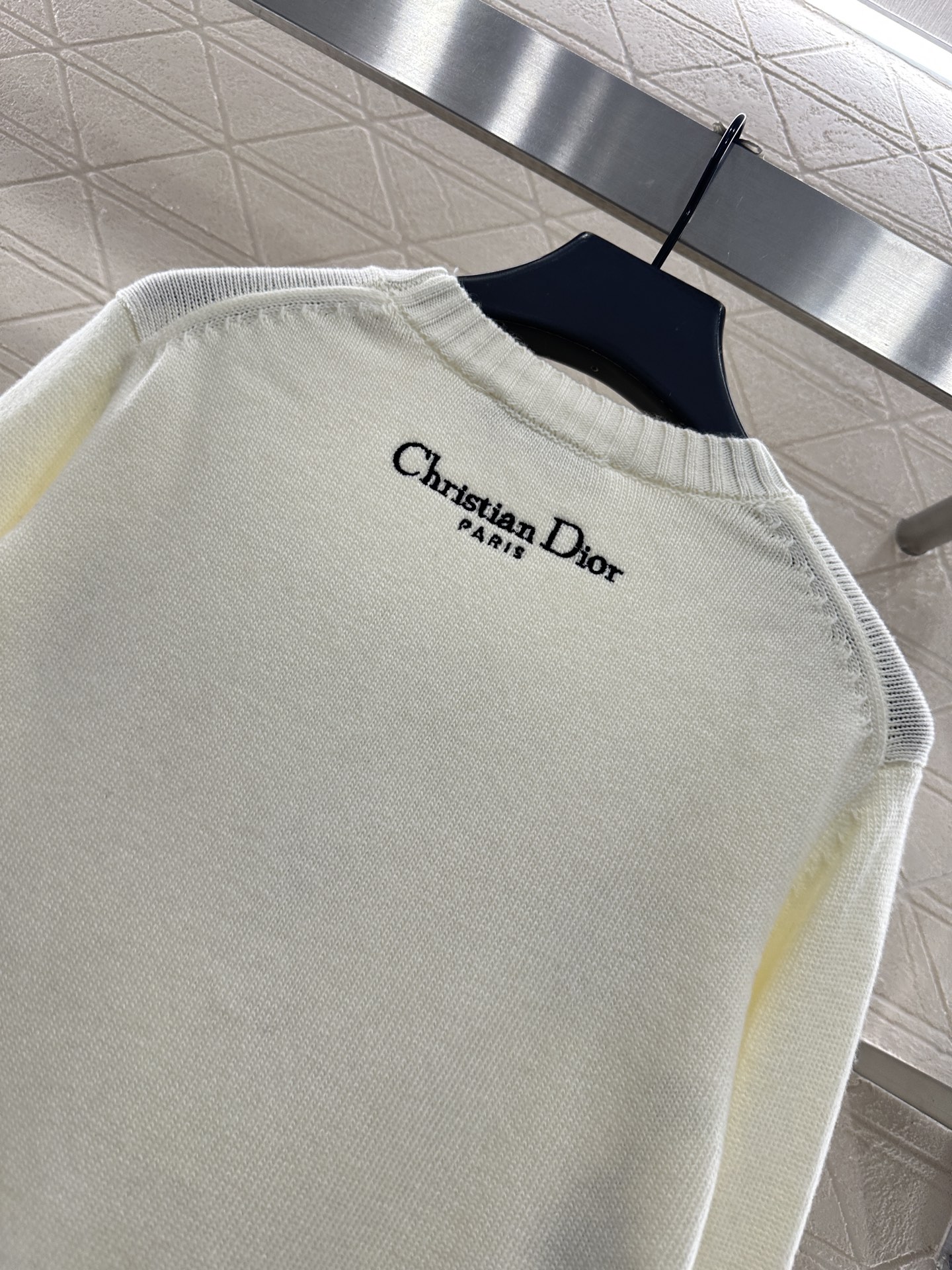 ♥Dio*♥2025新品上架 刺绣针织套头毛衣定制YB丝毛纱线织造，细腻肌理，柔软舒适，圆领针织毛衣裁剪