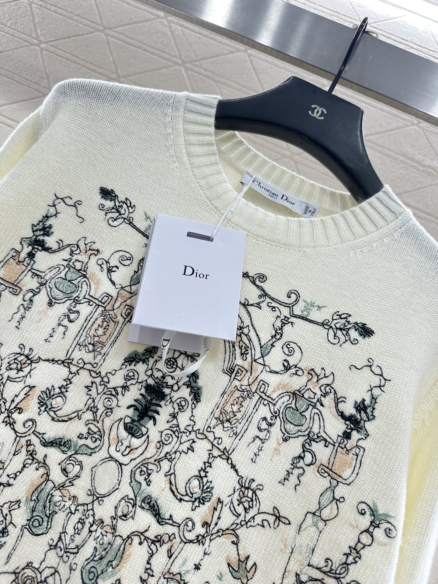 ♥Dio*♥2025新品上架 刺绣针织套头毛衣定制YB丝毛纱线织造，细腻肌理，柔软舒适，圆领针织毛衣裁剪