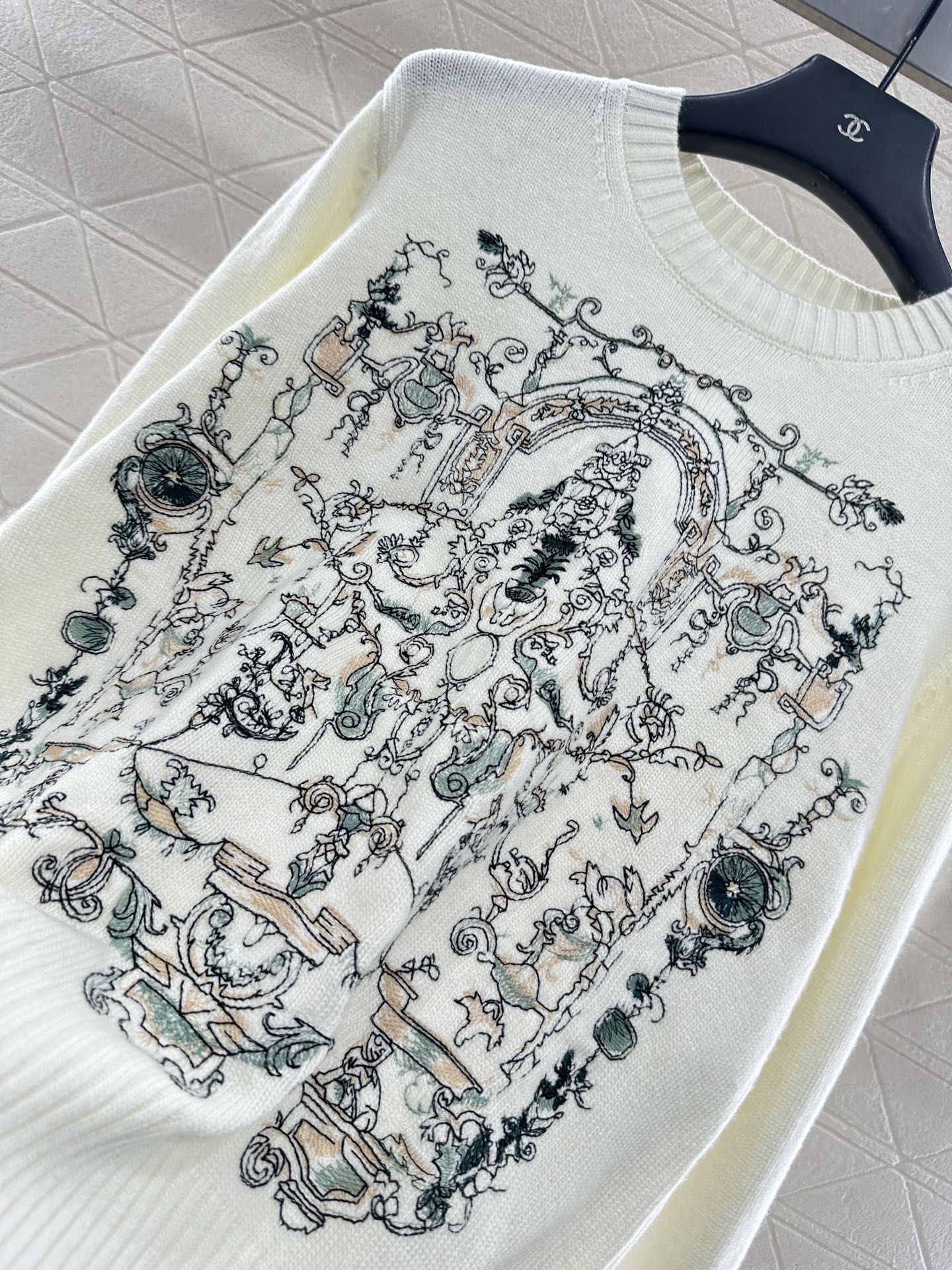 ♥Dio*♥2025新品上架 刺绣针织套头毛衣定制YB丝毛纱线织造，细腻肌理，柔软舒适，圆领针织毛衣裁剪