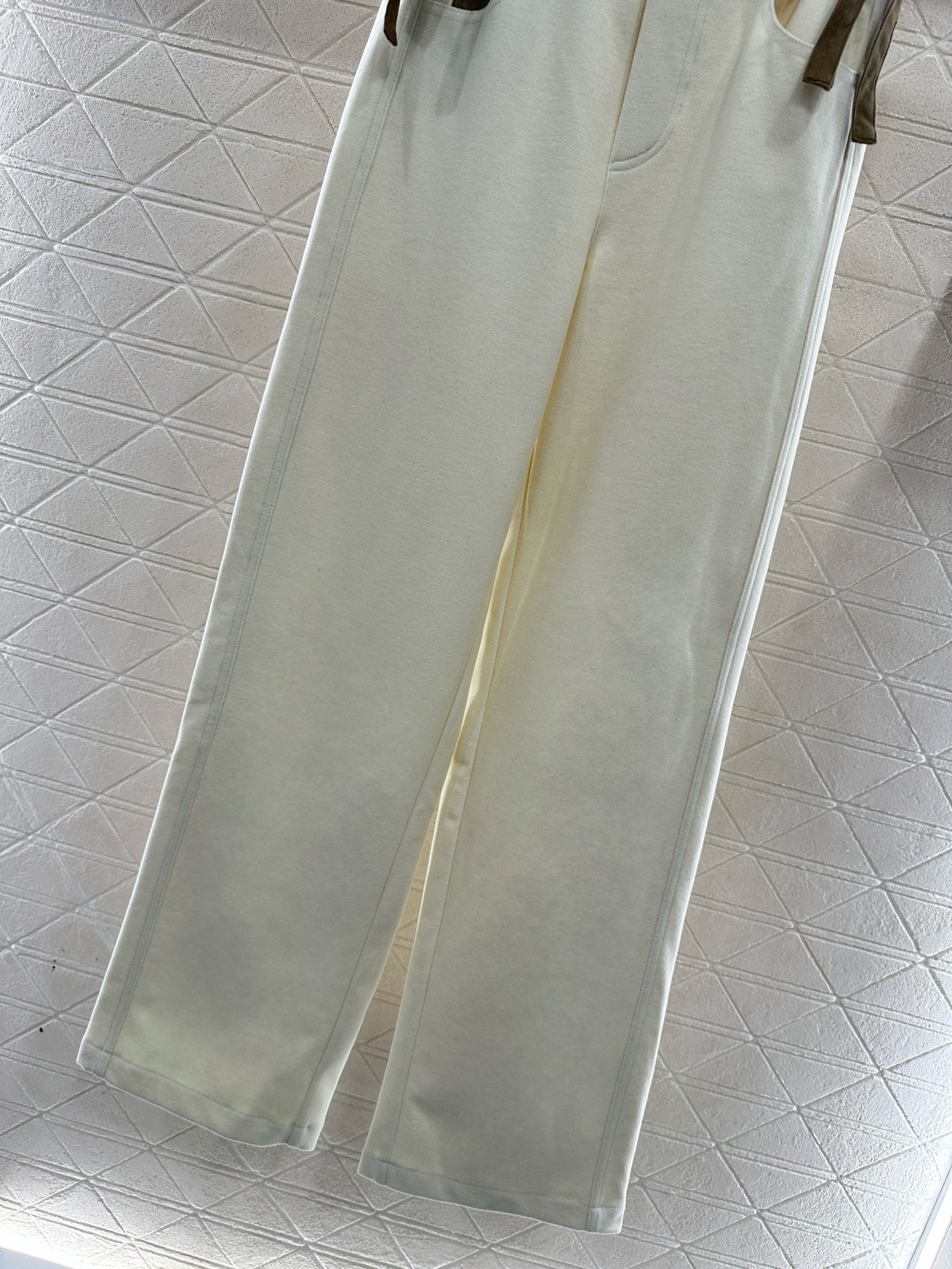 ♥Loew*♥2025新品上架 侧腰带扣抽绳直筒长裤定制YB进口人棉材质，面料柔挺舒适，垂顺有型，高腰抽