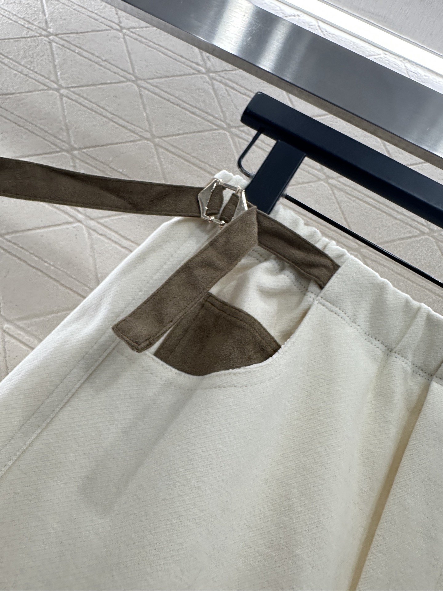 ♥Loew*♥2025新品上架 侧腰带扣抽绳直筒长裤定制YB进口人棉材质，面料柔挺舒适，垂顺有型，高腰抽