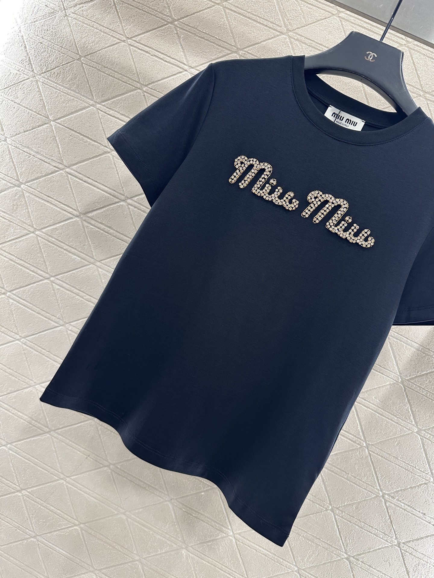 ♥Miumi*♥2025新品上架 钉珠烫钻短袖𝑇𝑒𝑒定制YB原生全棉材质，透气舒适，质感十足，常规短袖T