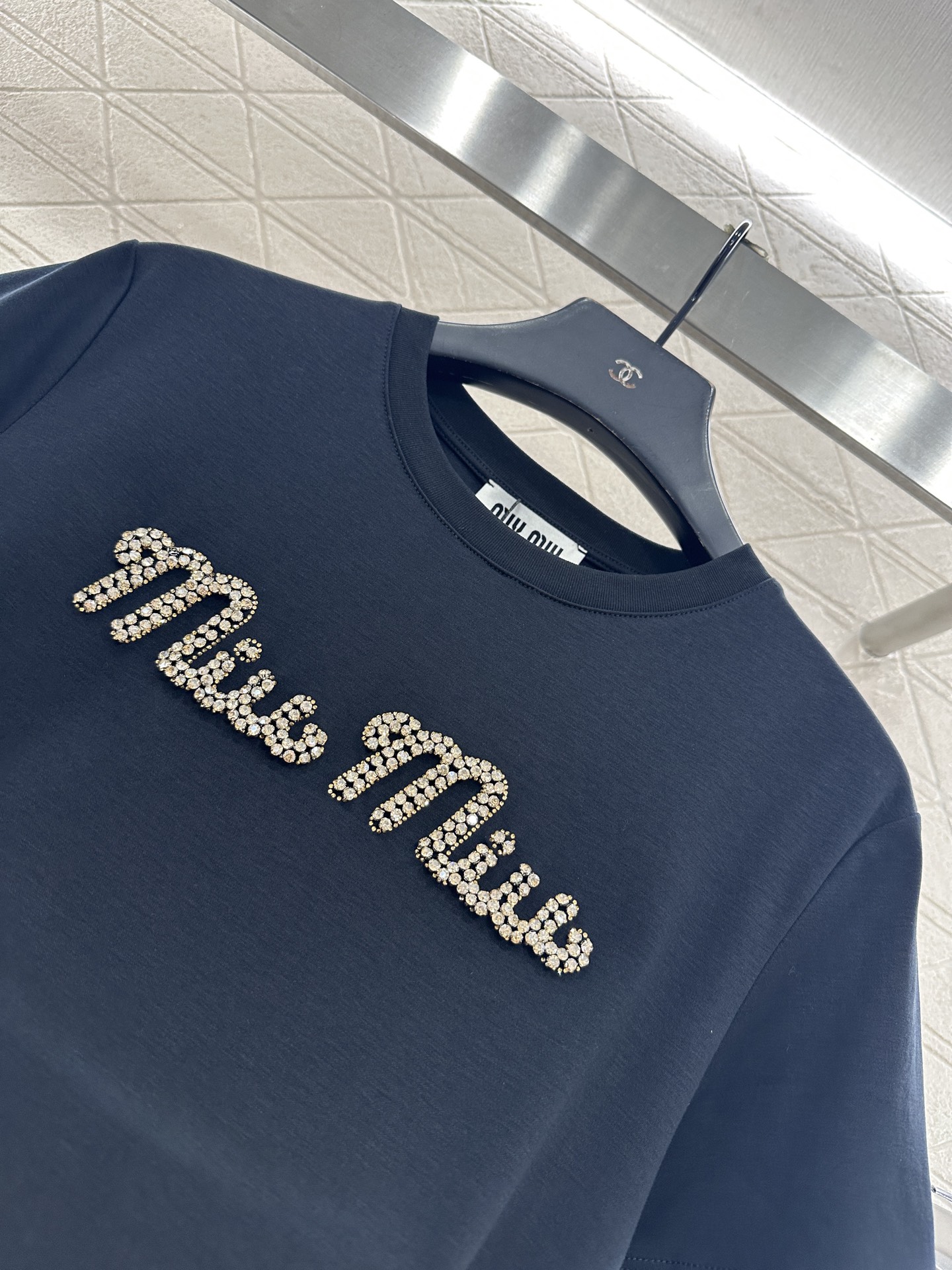 ♥Miumi*♥2025新品上架 钉珠烫钻短袖𝑇𝑒𝑒定制YB原生全棉材质，透气舒适，质感十足，常规短袖T