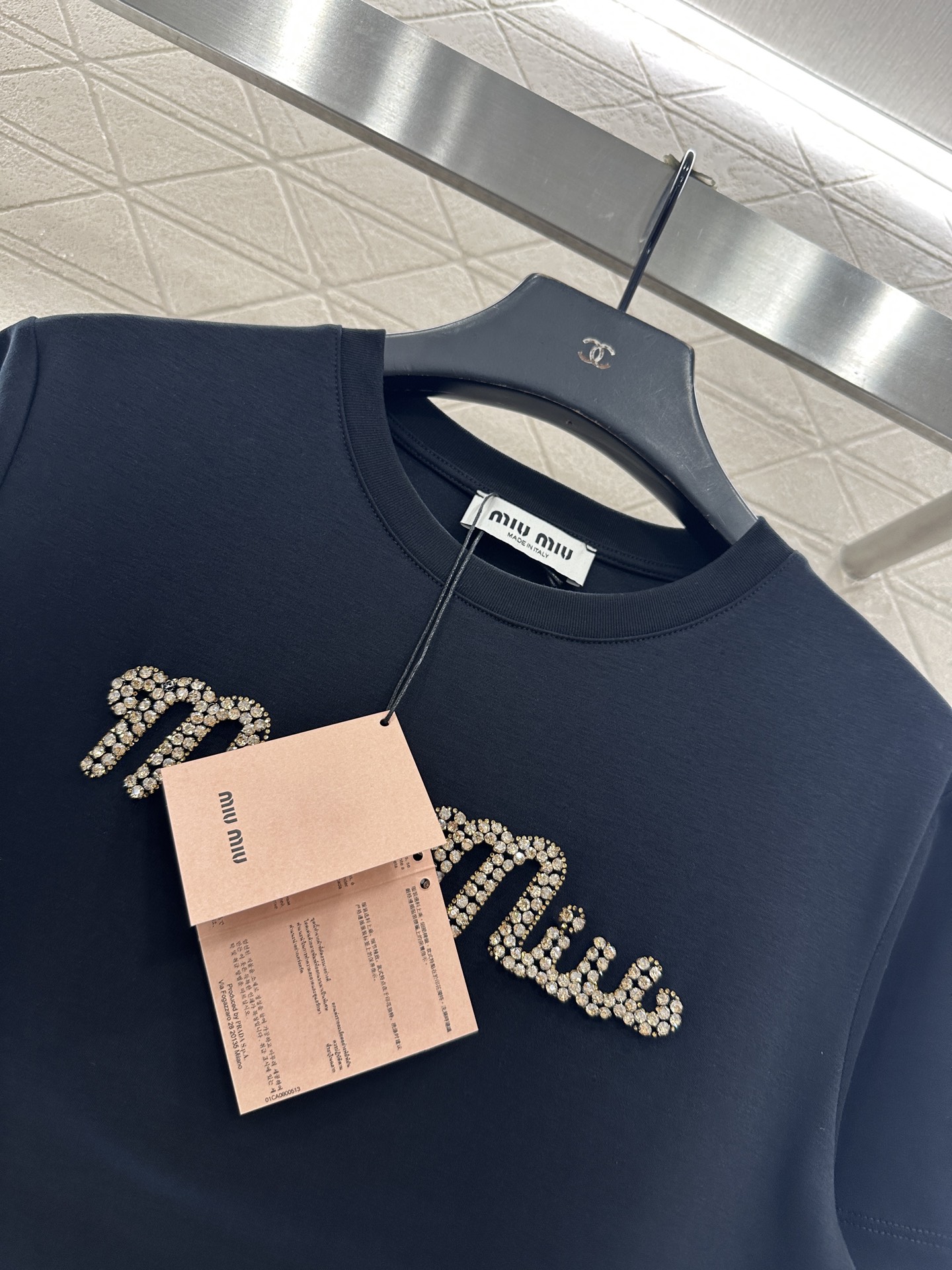 ♥Miumi*♥2025新品上架 钉珠烫钻短袖𝑇𝑒𝑒定制YB原生全棉材质，透气舒适，质感十足，常规短袖T