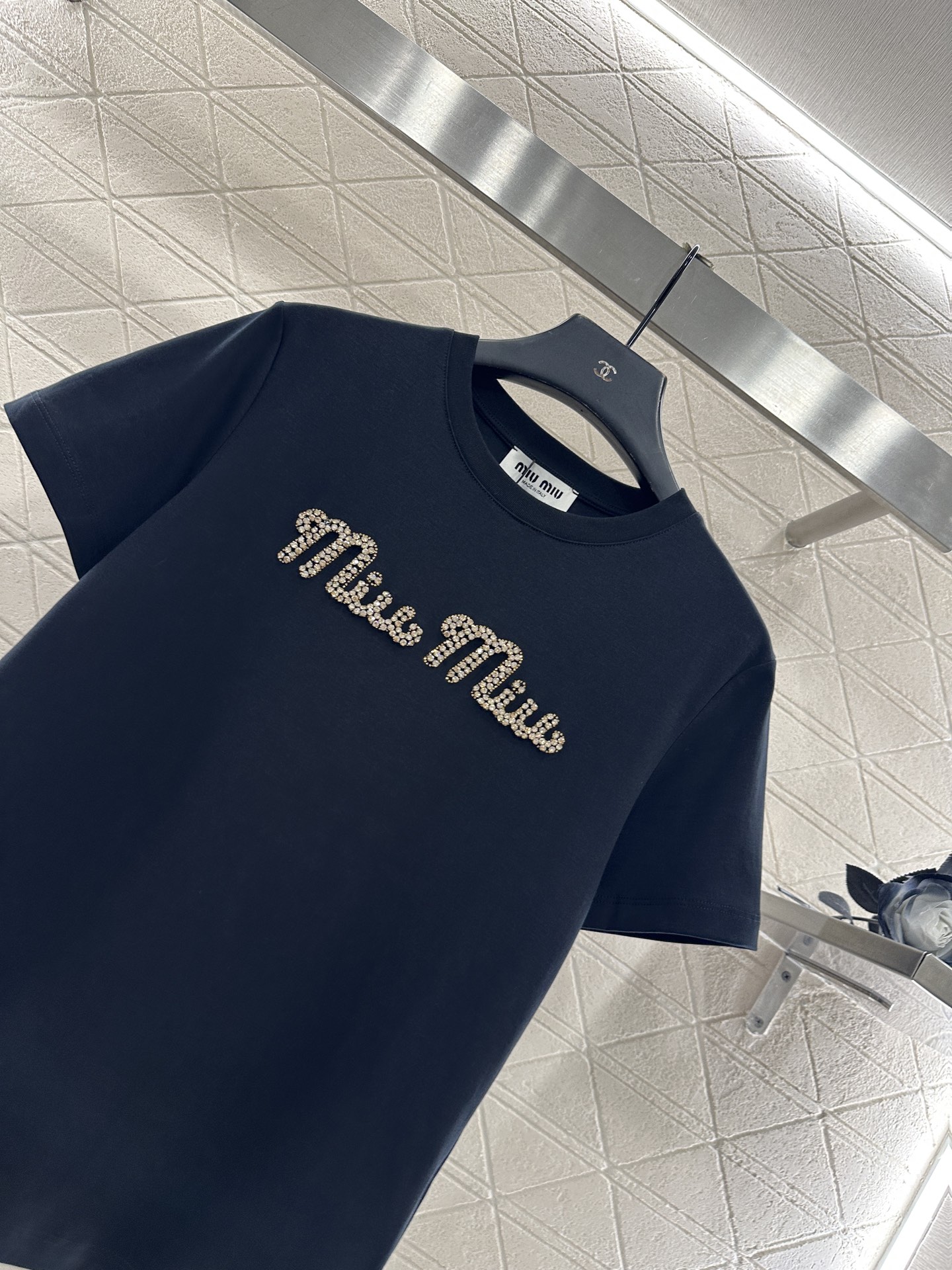 ♥Miumi*♥2025新品上架 钉珠烫钻短袖𝑇𝑒𝑒定制YB原生全棉材质，透气舒适，质感十足，常规短袖T