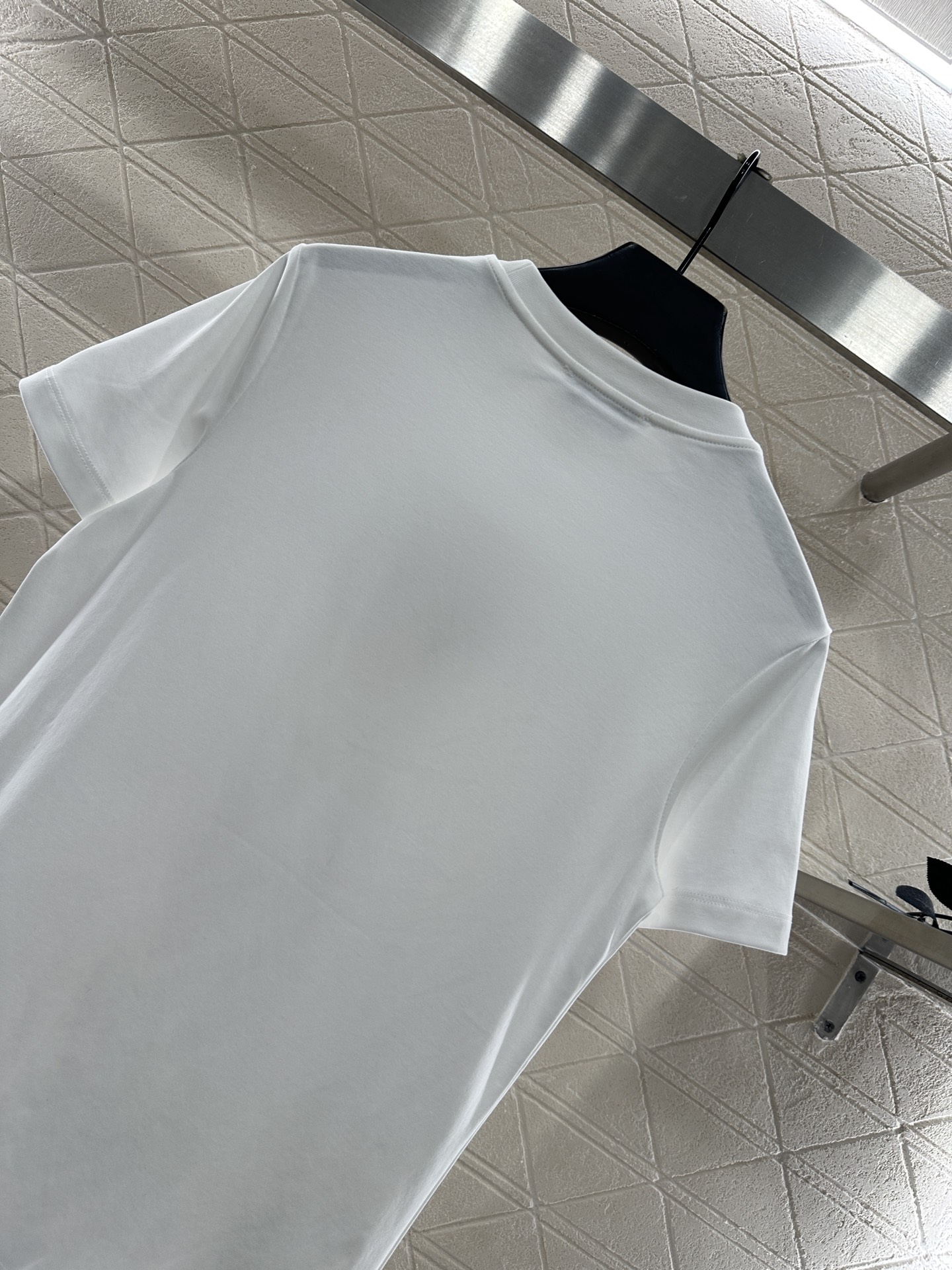 ♥Miumi*♥2025新品上架 钉珠烫钻短袖𝑇𝑒𝑒定制YB原生全棉材质，透气舒适，质感十足，常规短袖T