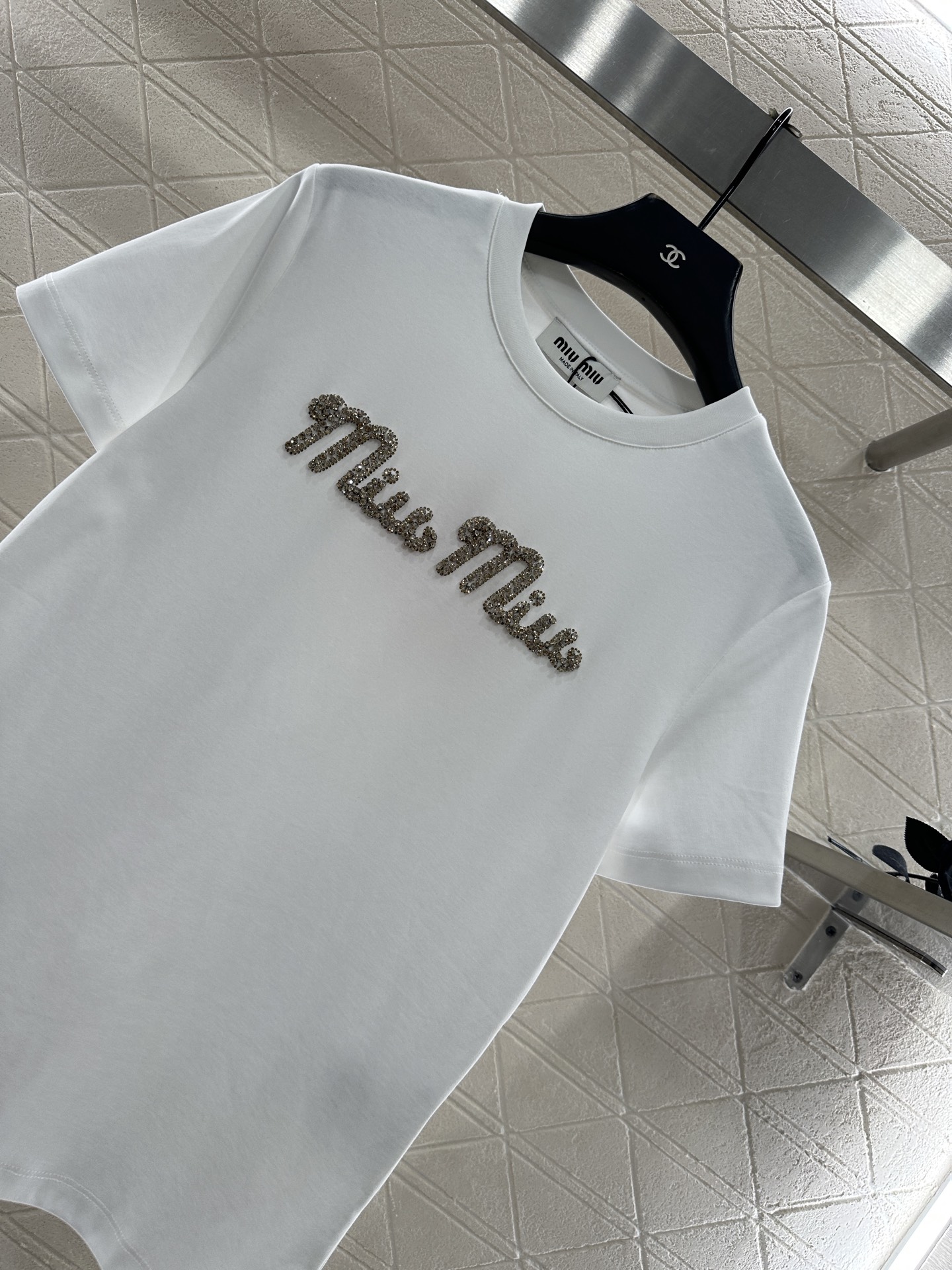 ♥Miumi*♥2025新品上架 钉珠烫钻短袖𝑇𝑒𝑒定制YB原生全棉材质，透气舒适，质感十足，常规短袖T