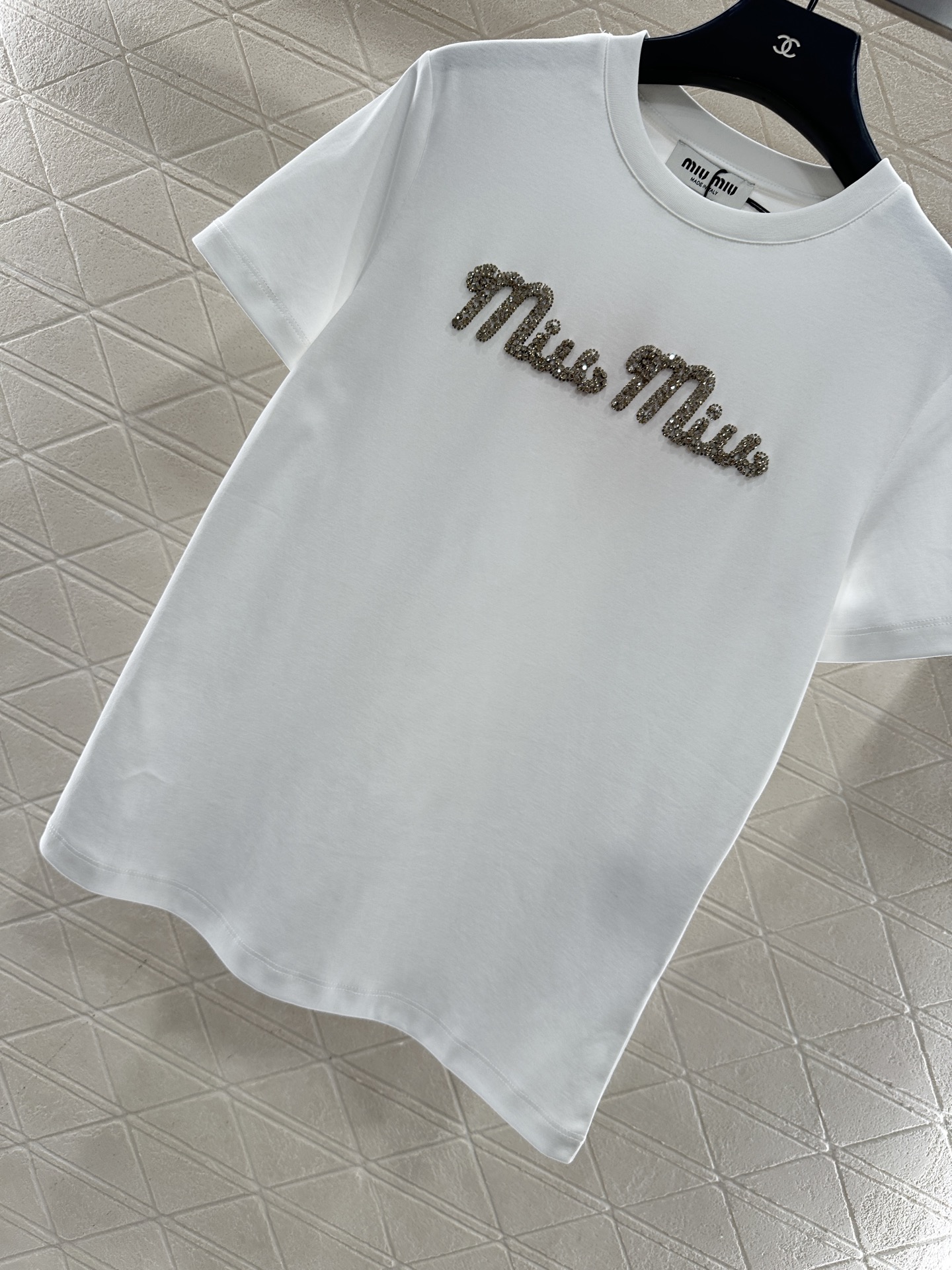 ♥Miumi*♥2025新品上架 钉珠烫钻短袖𝑇𝑒𝑒定制YB原生全棉材质，透气舒适，质感十足，常规短袖T