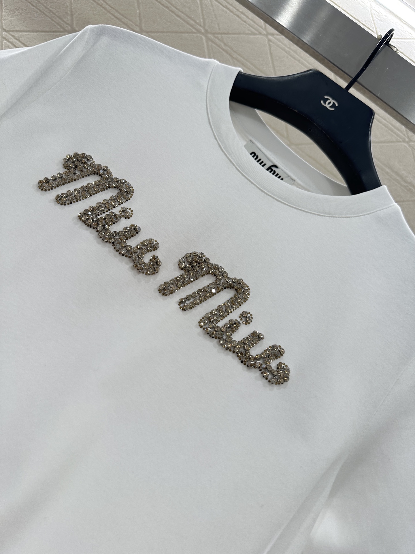 ♥Miumi*♥2025新品上架 钉珠烫钻短袖𝑇𝑒𝑒定制YB原生全棉材质，透气舒适，质感十足，常规短袖T