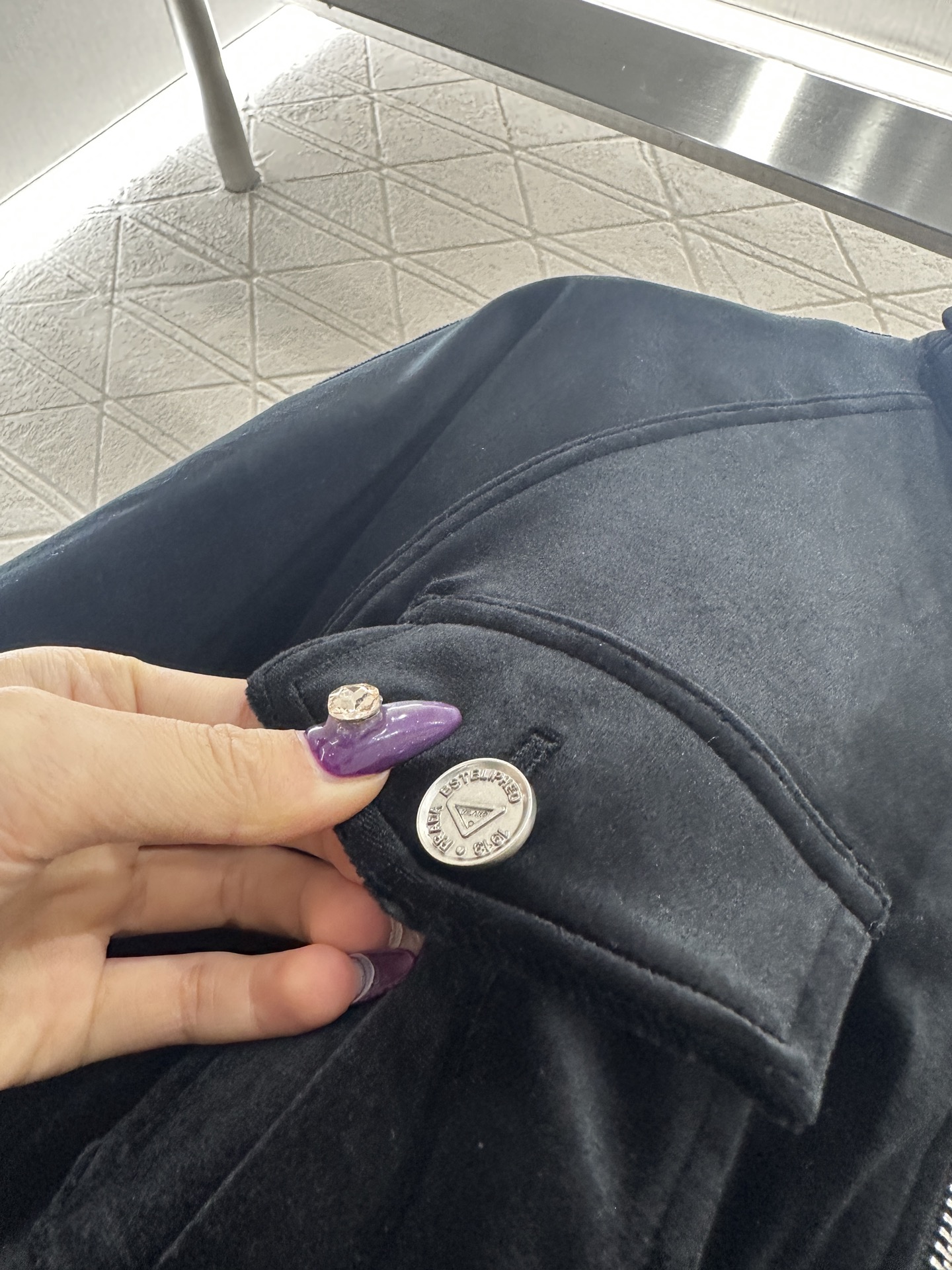 ♥Prad*♥2025新品上架 翻短款拉链棉服外套定制YB进口丝绒材质，质感光泽，穿搭舒适，内里菱格衔棉