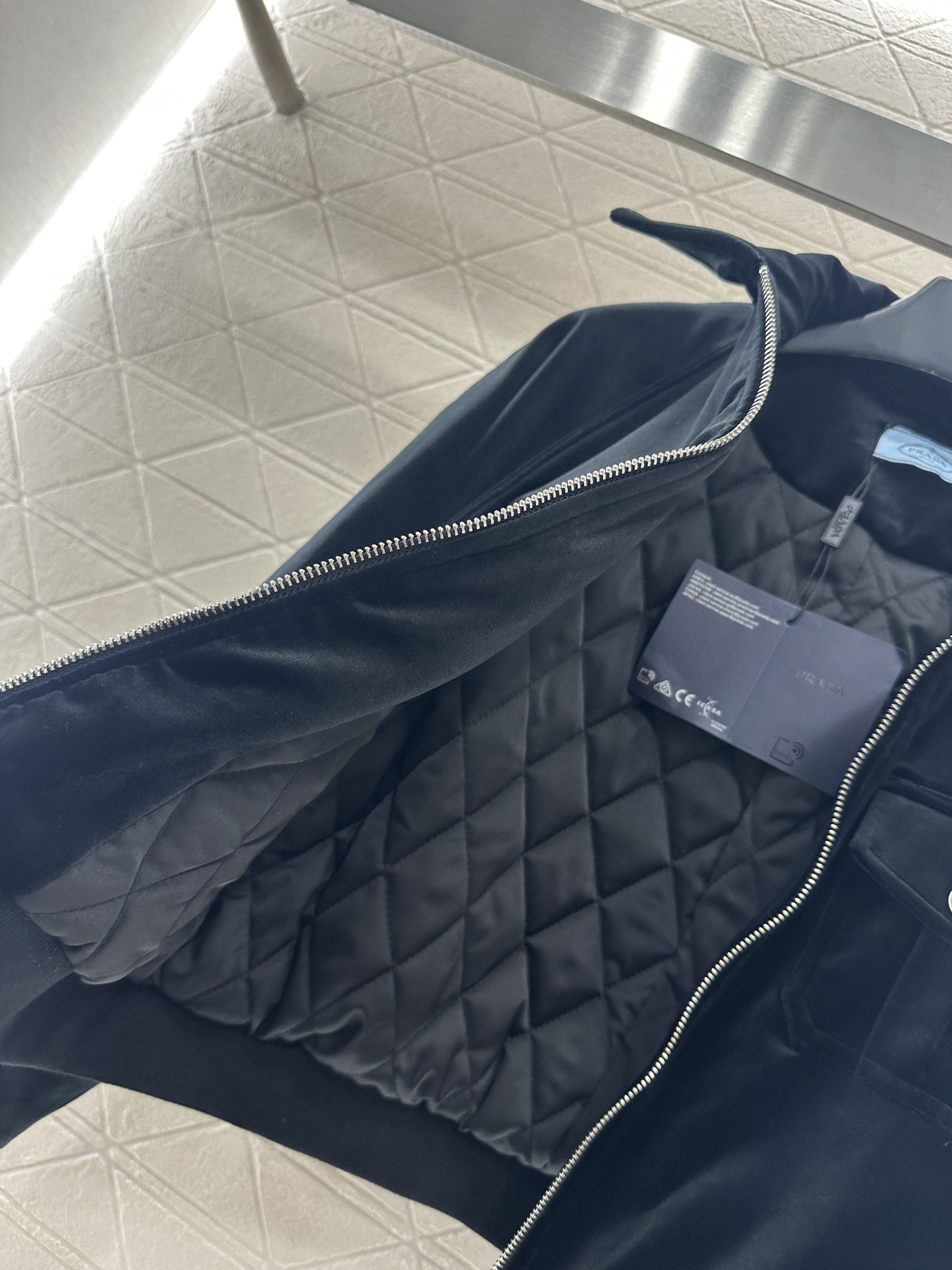 ♥Prad*♥2025新品上架 翻短款拉链棉服外套定制YB进口丝绒材质，质感光泽，穿搭舒适，内里菱格衔棉