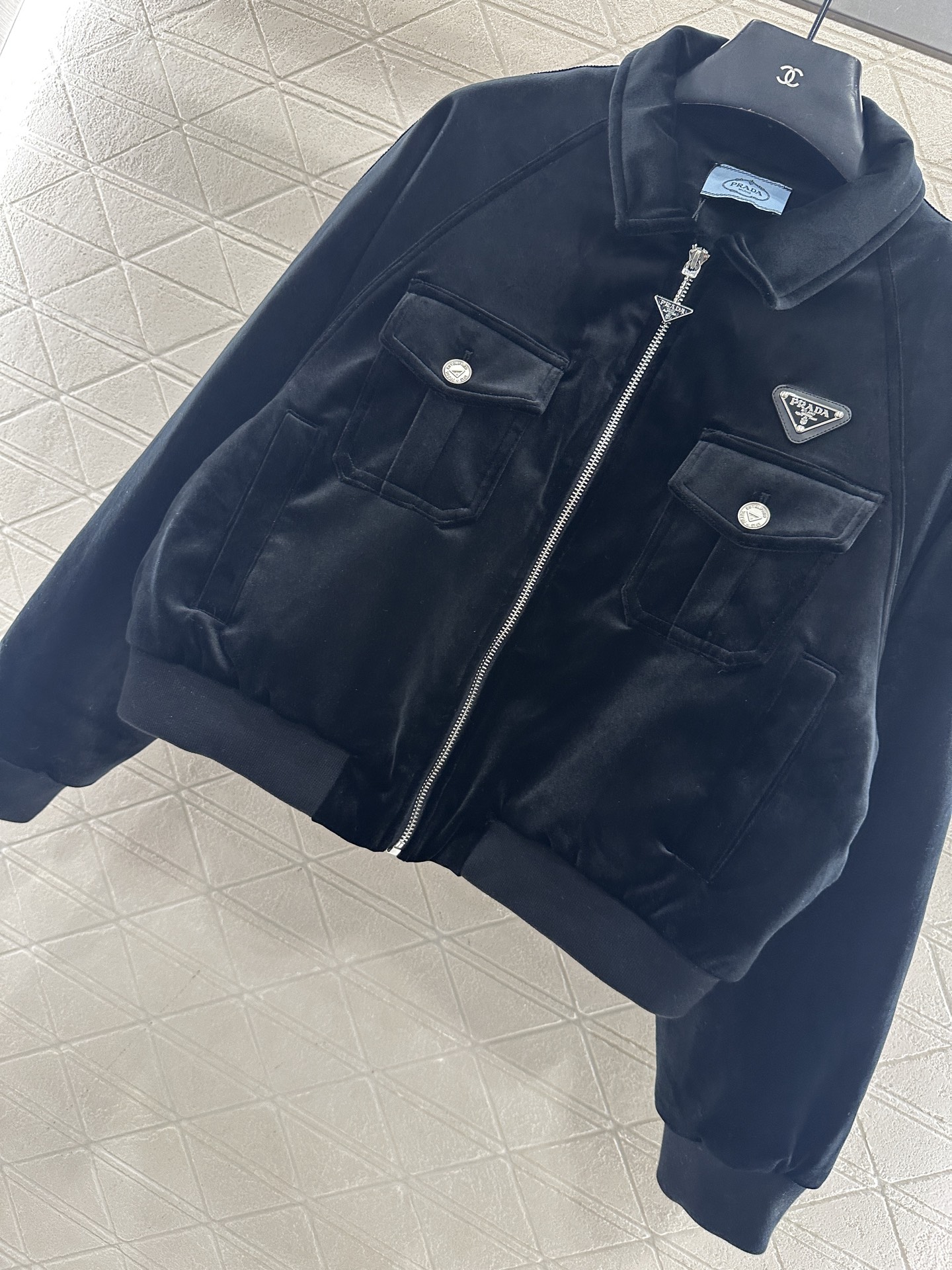 ♥Prad*♥2025新品上架 翻短款拉链棉服外套定制YB进口丝绒材质，质感光泽，穿搭舒适，内里菱格衔棉