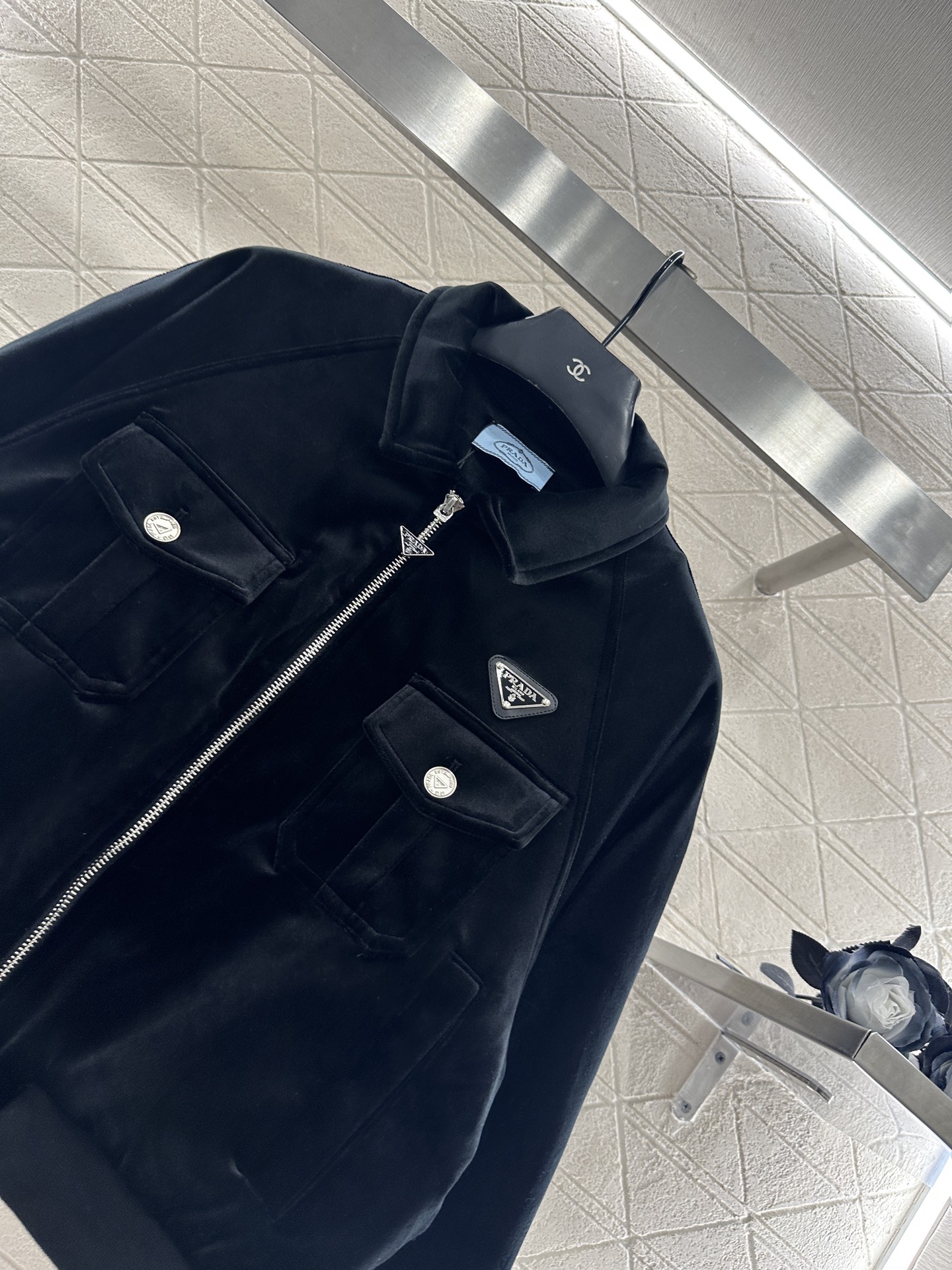 ♥Prad*♥2025新品上架 翻短款拉链棉服外套定制YB进口丝绒材质，质感光泽，穿搭舒适，内里菱格衔棉