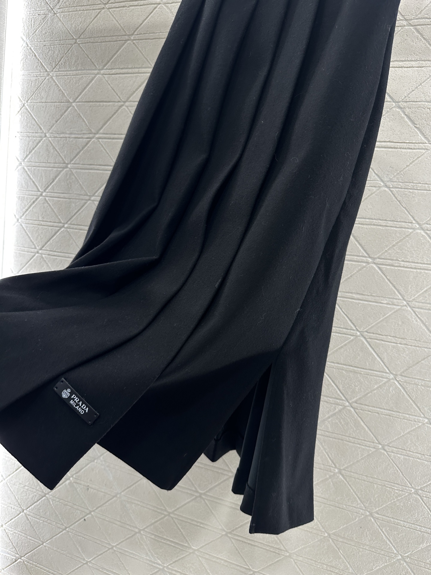 ♥Prad*♥2025新品上架 腰带中长百褶半裙定制YB进口羊毛呢材质，穿搭舒适，保暖加倍。高腰百褶半裙