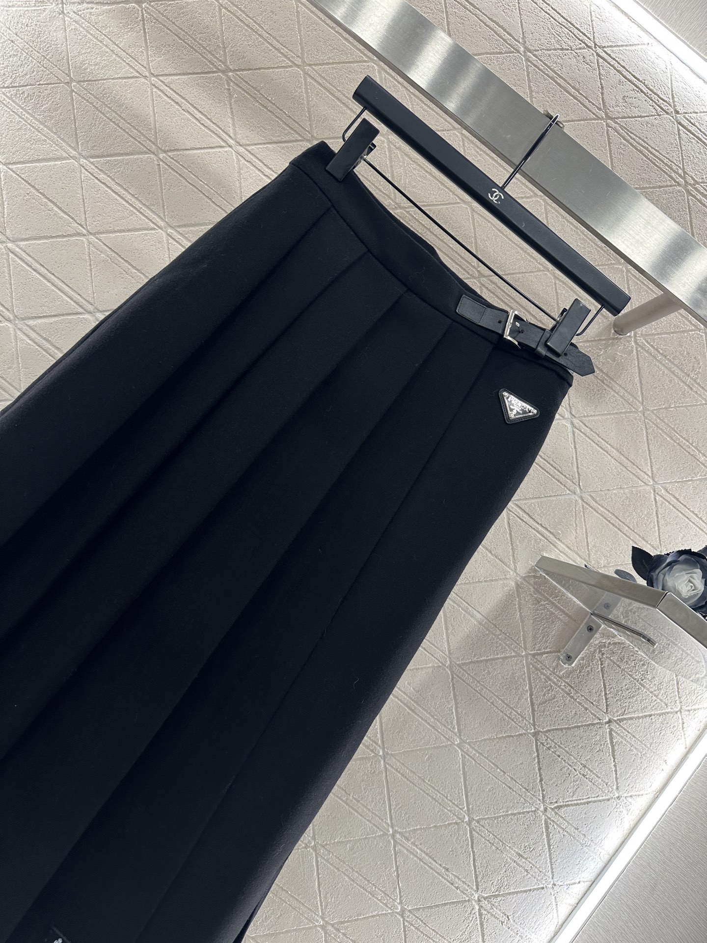 ♥Prad*♥2025新品上架 腰带中长百褶半裙定制YB进口羊毛呢材质，穿搭舒适，保暖加倍。高腰百褶半裙