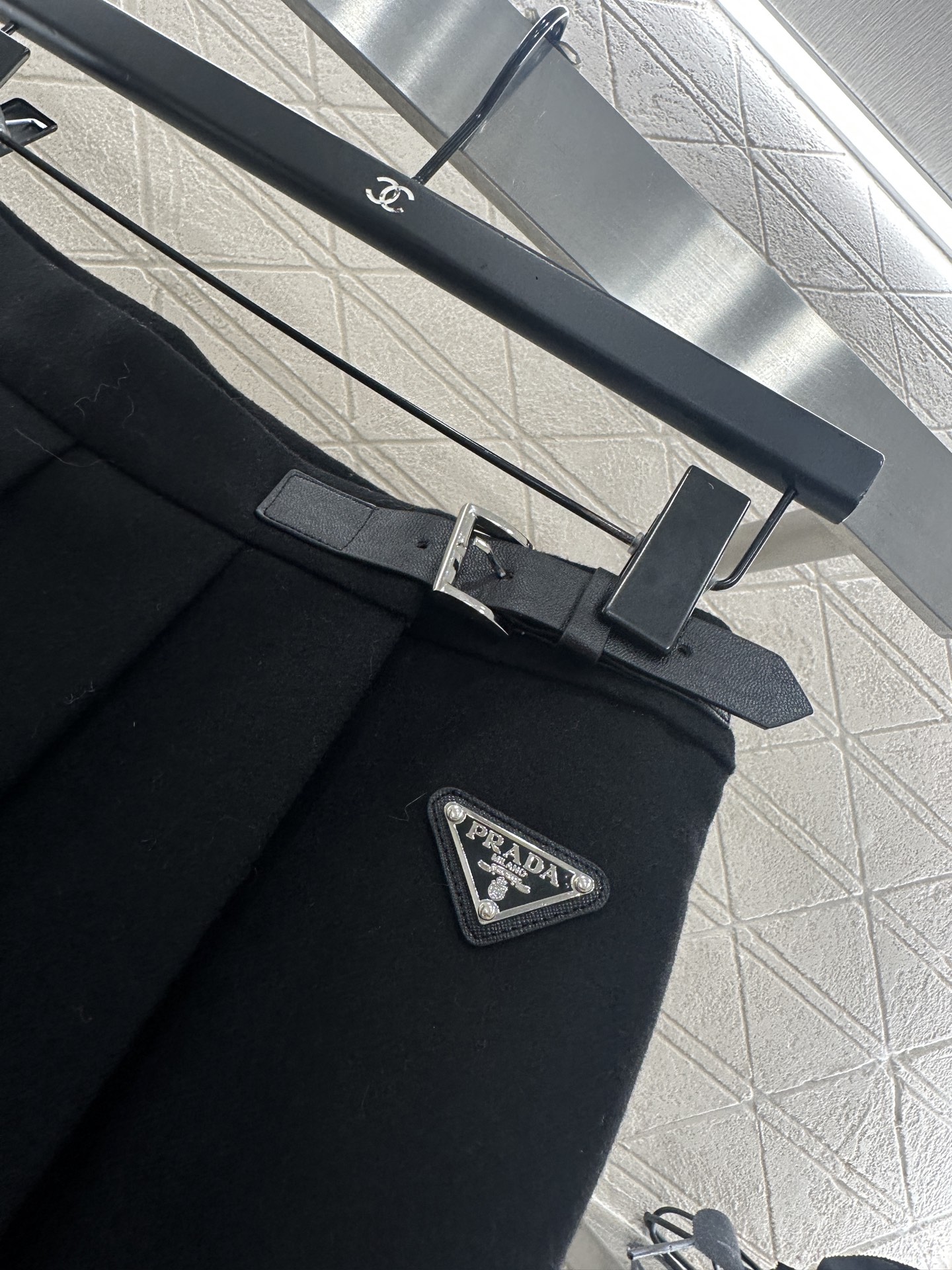 ♥Prad*♥2025新品上架 腰带中长百褶半裙定制YB进口羊毛呢材质，穿搭舒适，保暖加倍。高腰百褶半裙