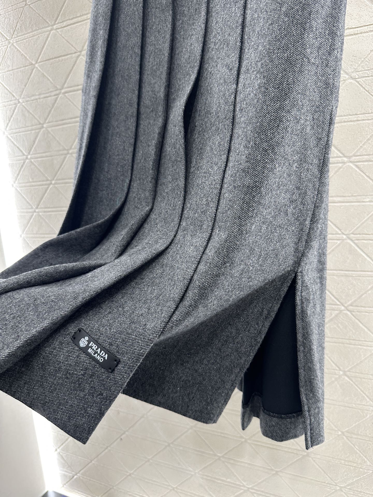 ♥Prad*♥2025新品上架 腰带中长百褶半裙定制YB进口羊毛呢材质，穿搭舒适，保暖加倍。高腰百褶半裙