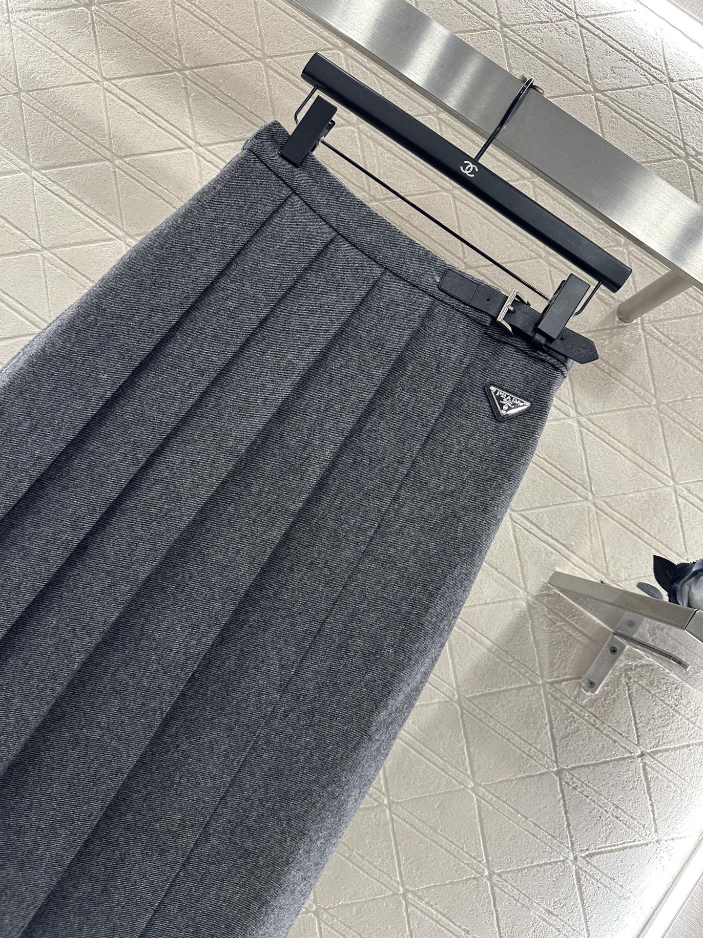 ♥Prad*♥2025新品上架 腰带中长百褶半裙定制YB进口羊毛呢材质，穿搭舒适，保暖加倍。高腰百褶半裙