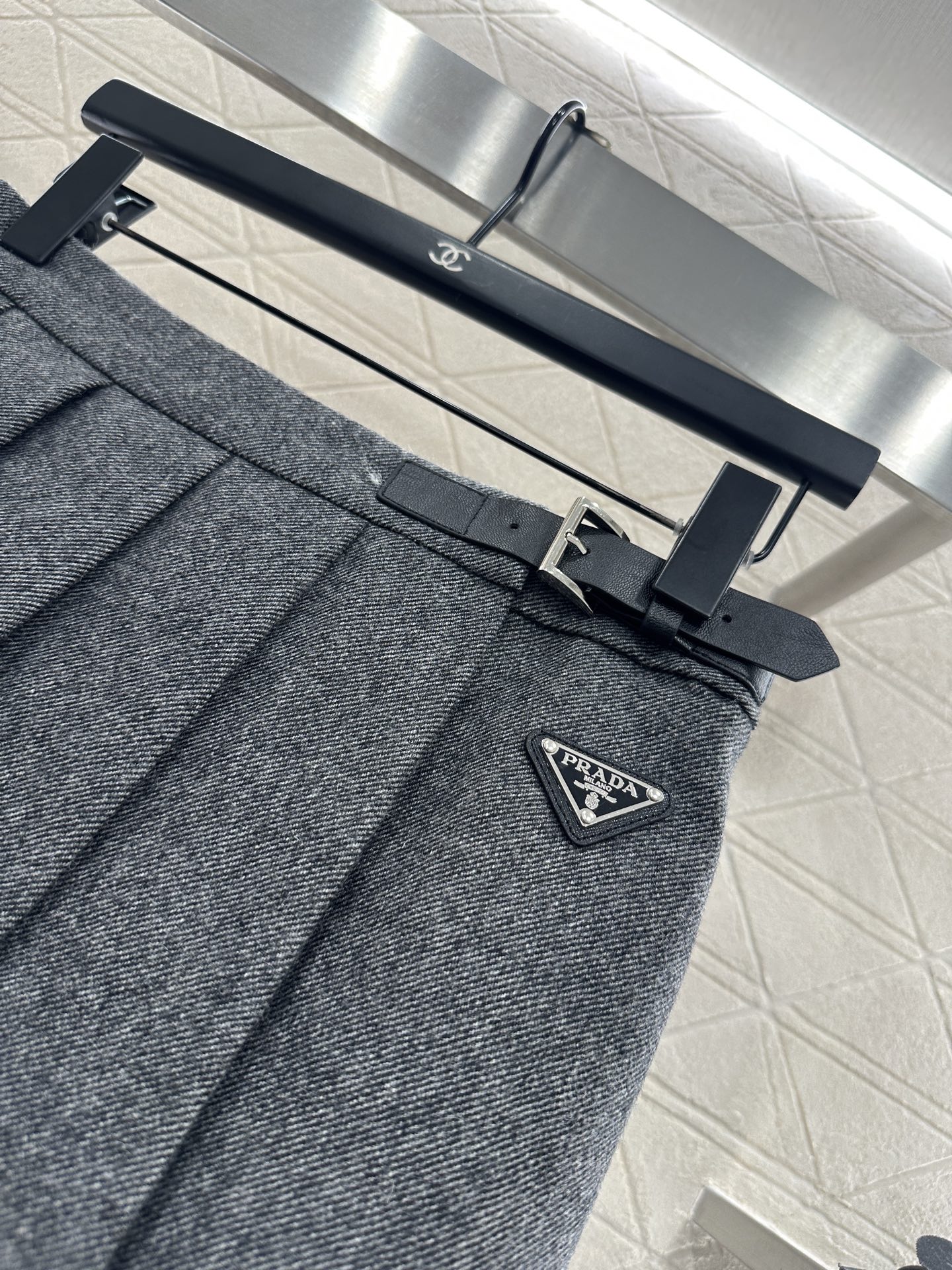 ♥Prad*♥2025新品上架 腰带中长百褶半裙定制YB进口羊毛呢材质，穿搭舒适，保暖加倍。高腰百褶半裙