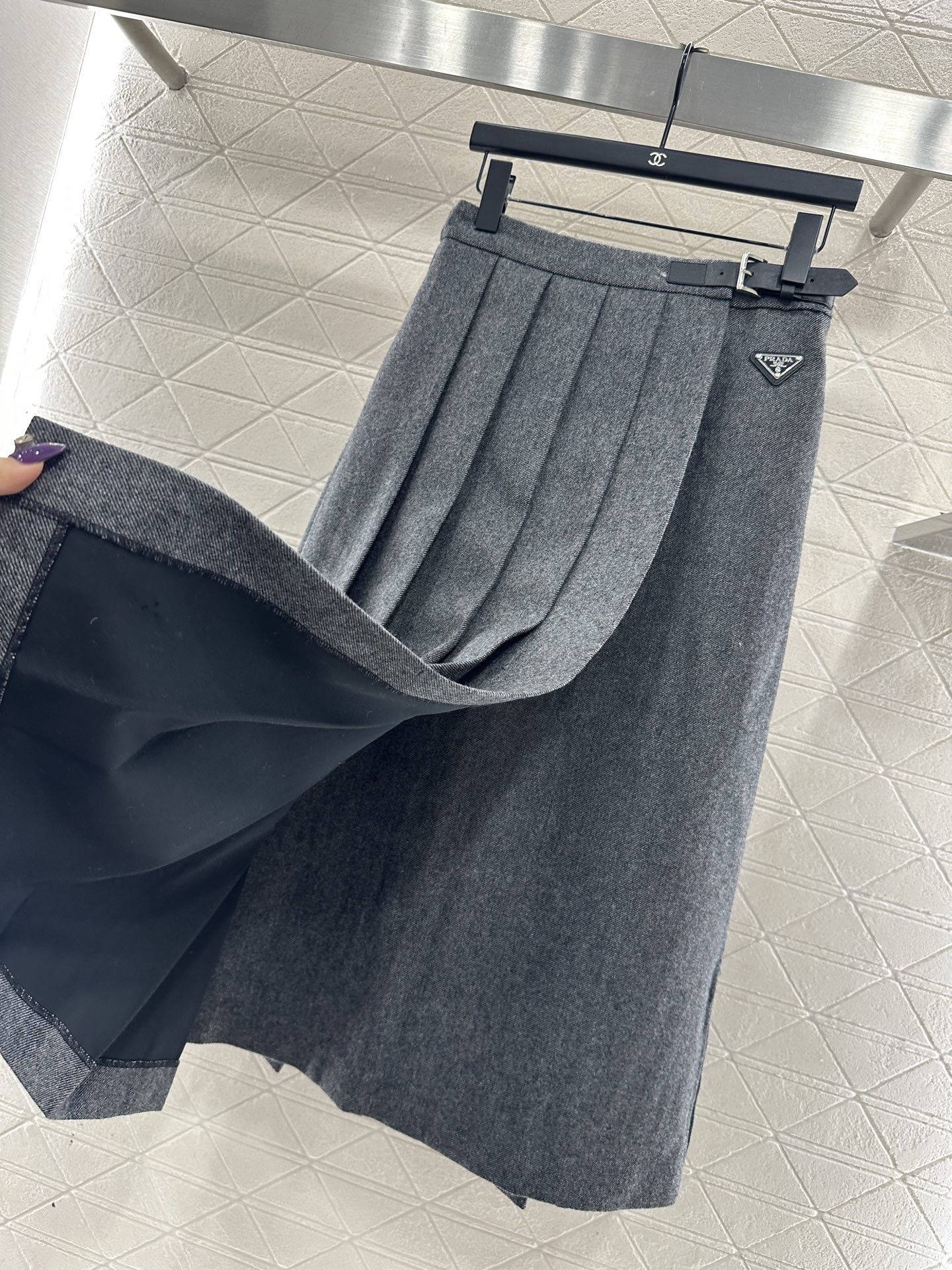 ♥Prad*♥2025新品上架 腰带中长百褶半裙定制YB进口羊毛呢材质，穿搭舒适，保暖加倍。高腰百褶半裙