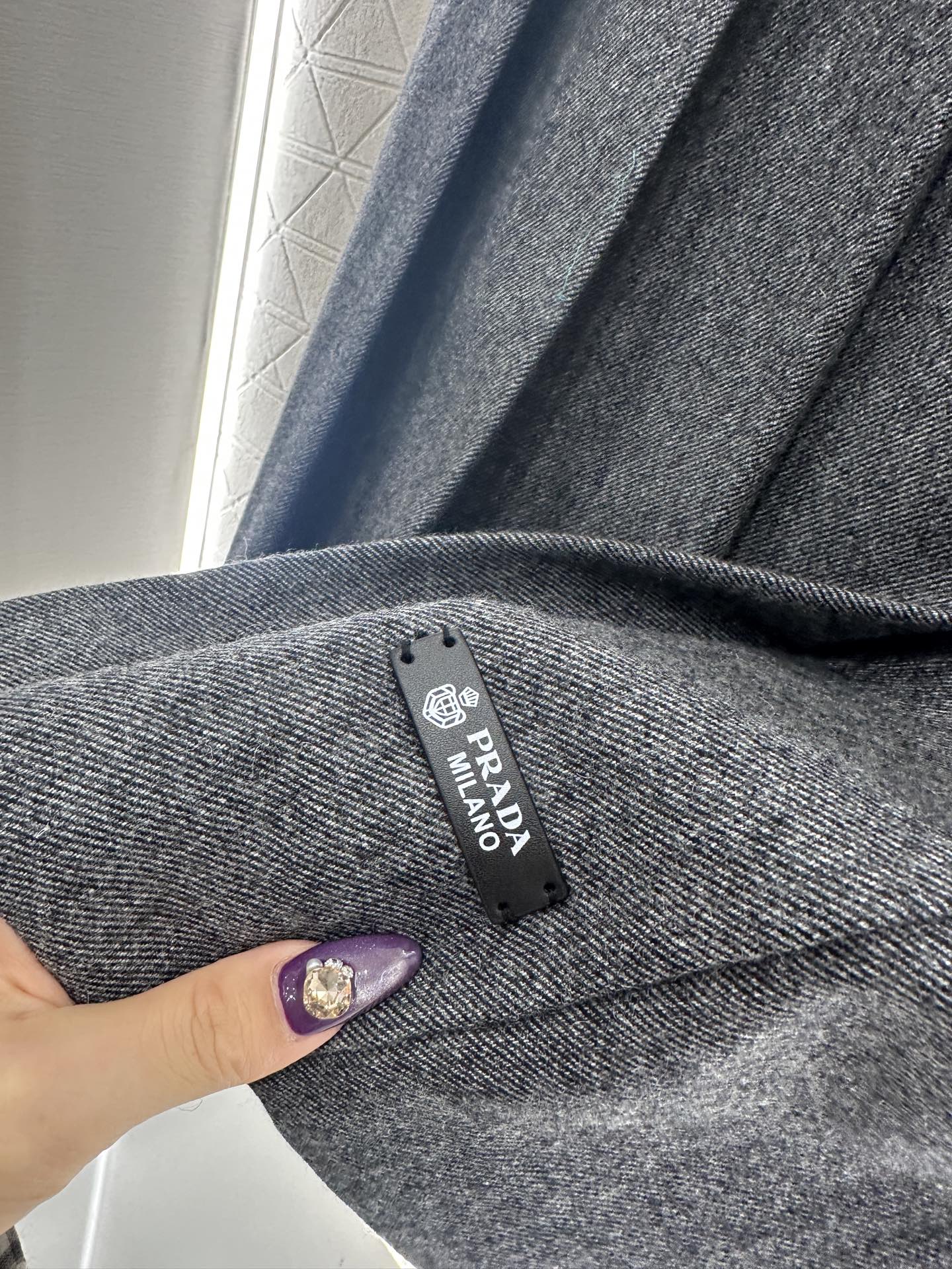 ♥Prad*♥2025新品上架 腰带中长百褶半裙定制YB进口羊毛呢材质，穿搭舒适，保暖加倍。高腰百褶半裙