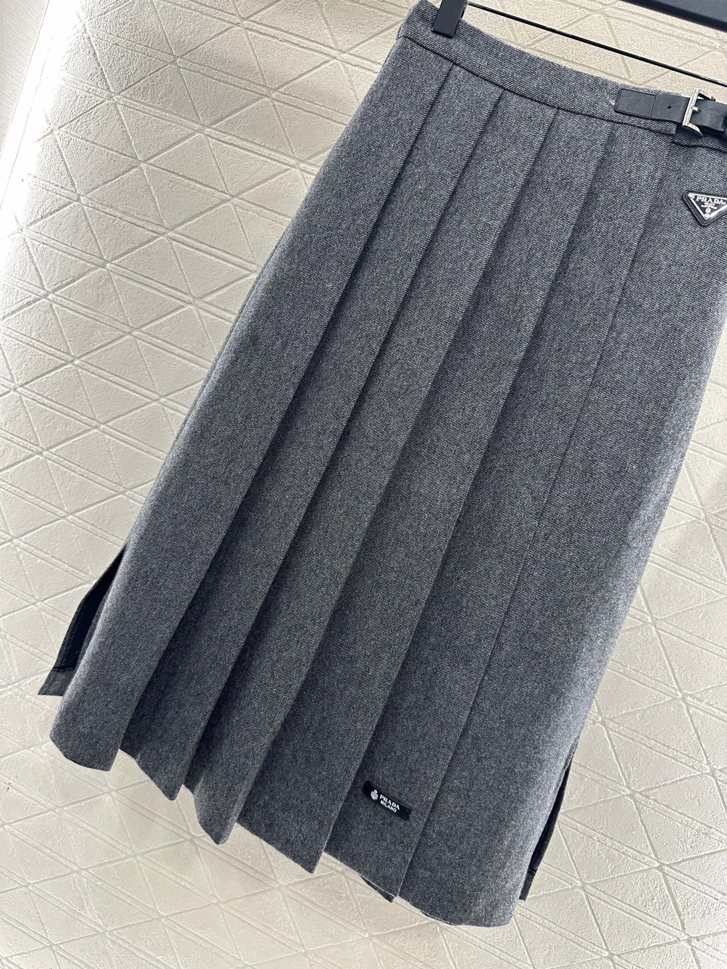 ♥Prad*♥2025新品上架 腰带中长百褶半裙定制YB进口羊毛呢材质，穿搭舒适，保暖加倍。高腰百褶半裙