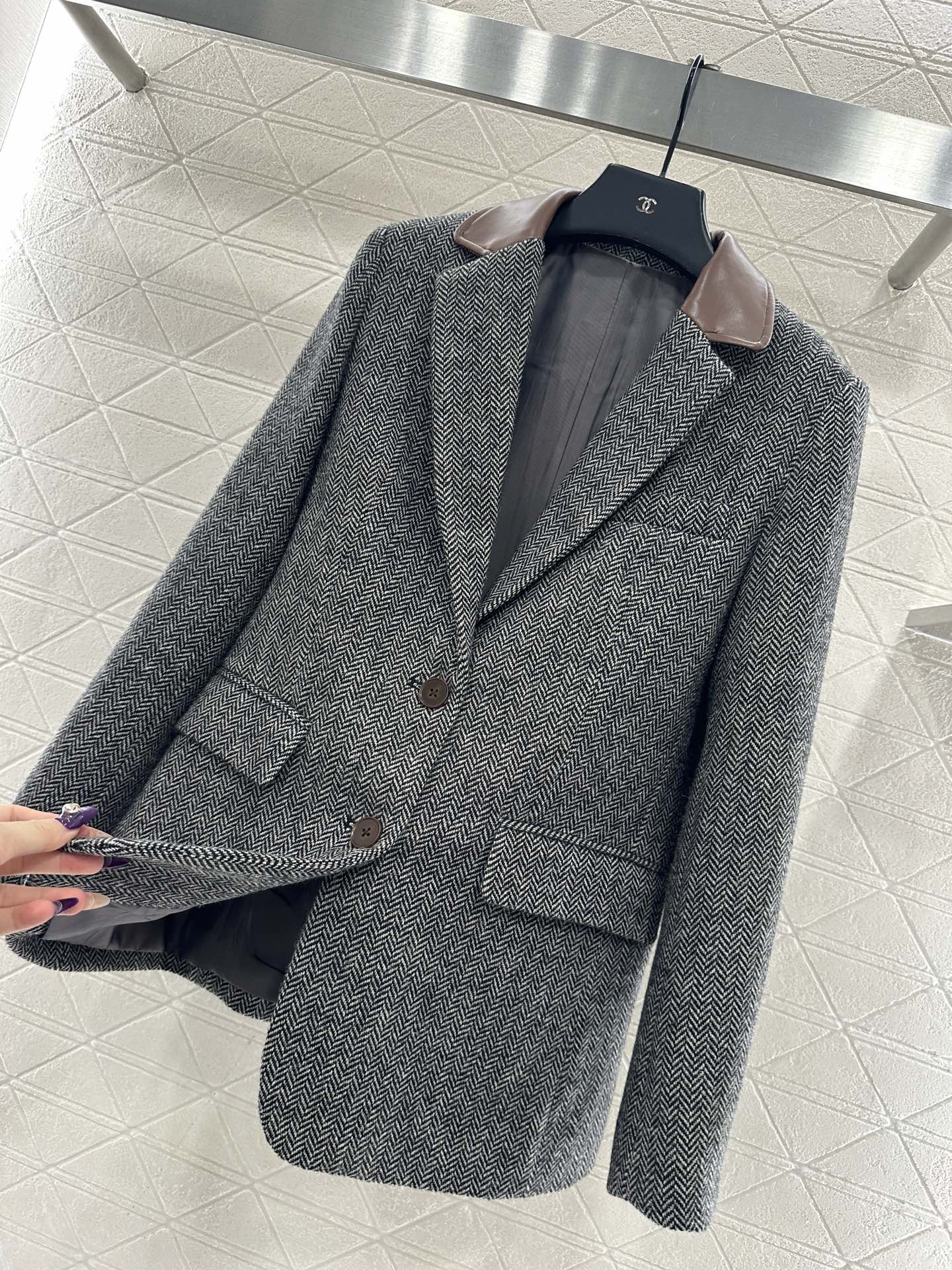 ♥Prad*♥2025新品上架 翻领拼皮廓形西装外套定制YB进口毛呢材质，肌理明显，高级舒适，翻领西装版