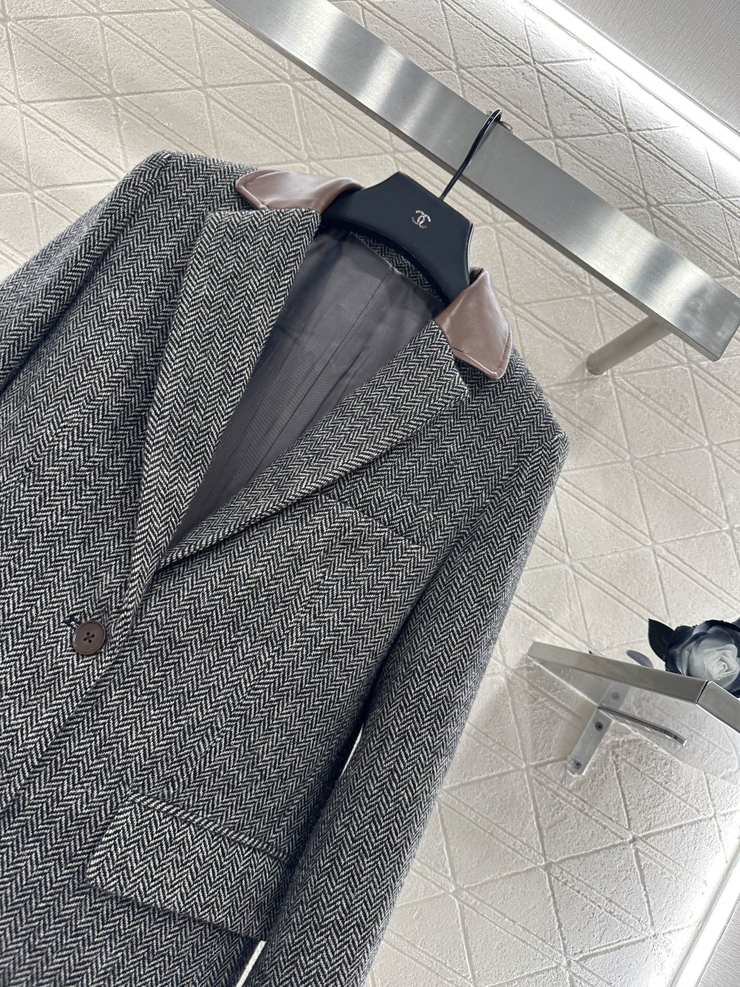 ♥Prad*♥2025新品上架 翻领拼皮廓形西装外套定制YB进口毛呢材质，肌理明显，高级舒适，翻领西装版