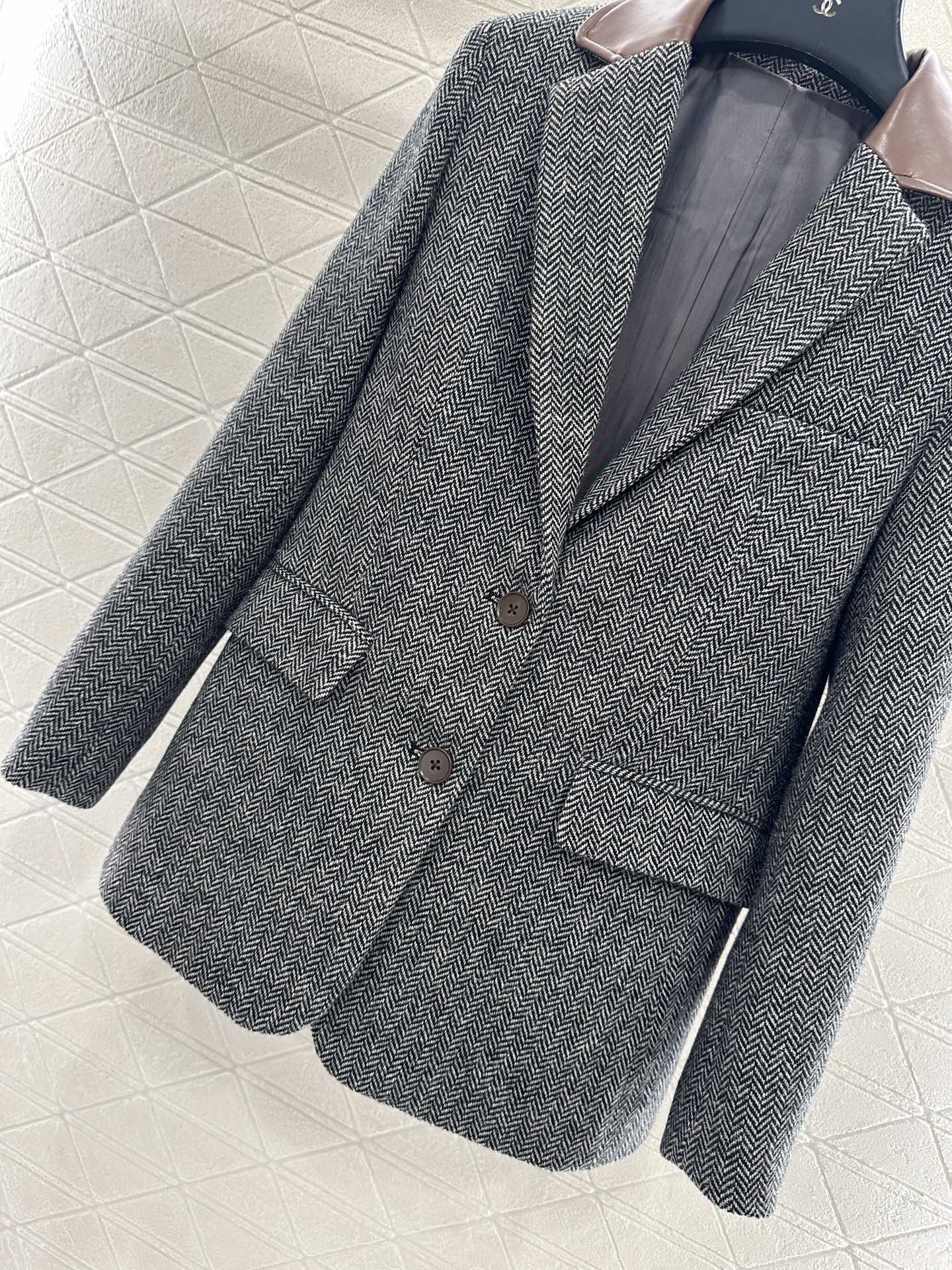 ♥Prad*♥2025新品上架 翻领拼皮廓形西装外套定制YB进口毛呢材质，肌理明显，高级舒适，翻领西装版