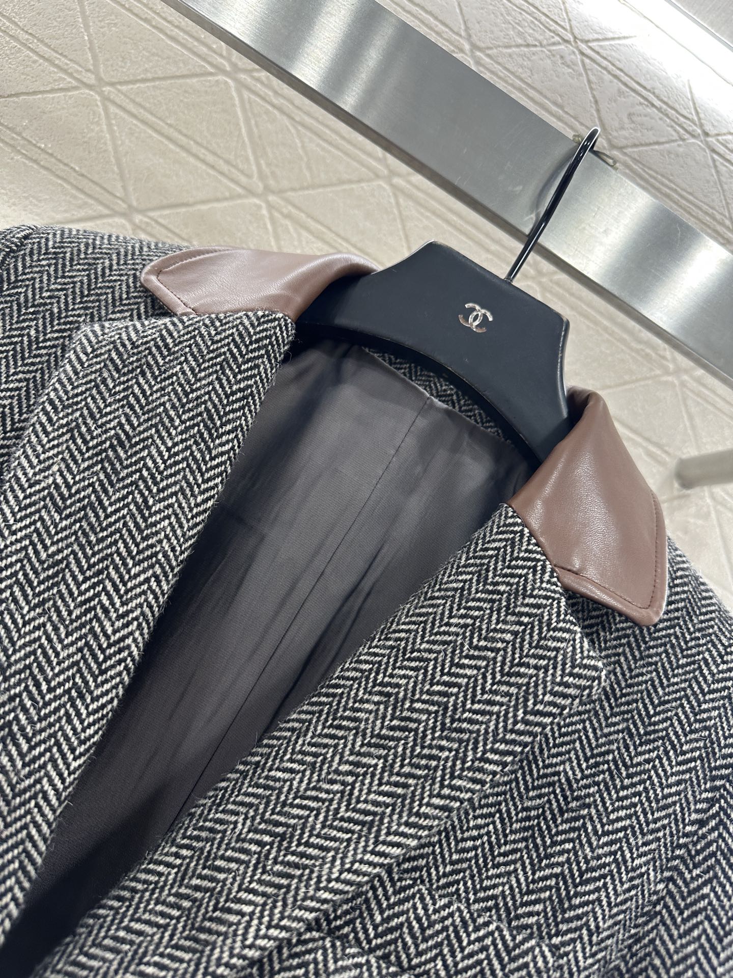 ♥Prad*♥2025新品上架 翻领拼皮廓形西装外套定制YB进口毛呢材质，肌理明显，高级舒适，翻领西装版