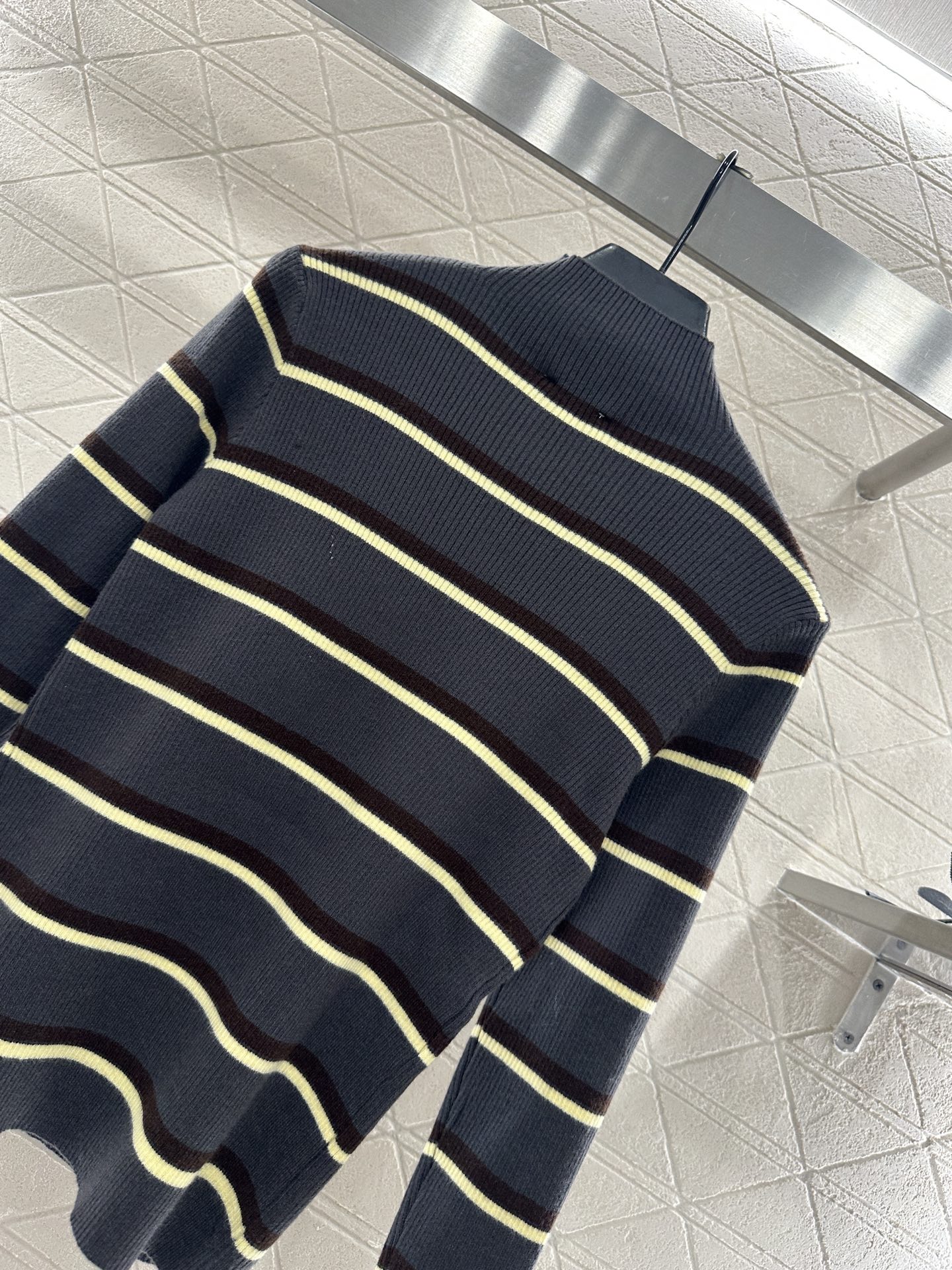 ♥BBR*♥2025新品上架 条纹针织套头毛衣定制YB丝毛纱线织造，质感高级，弹力舒适，小高领纽扣半开襟