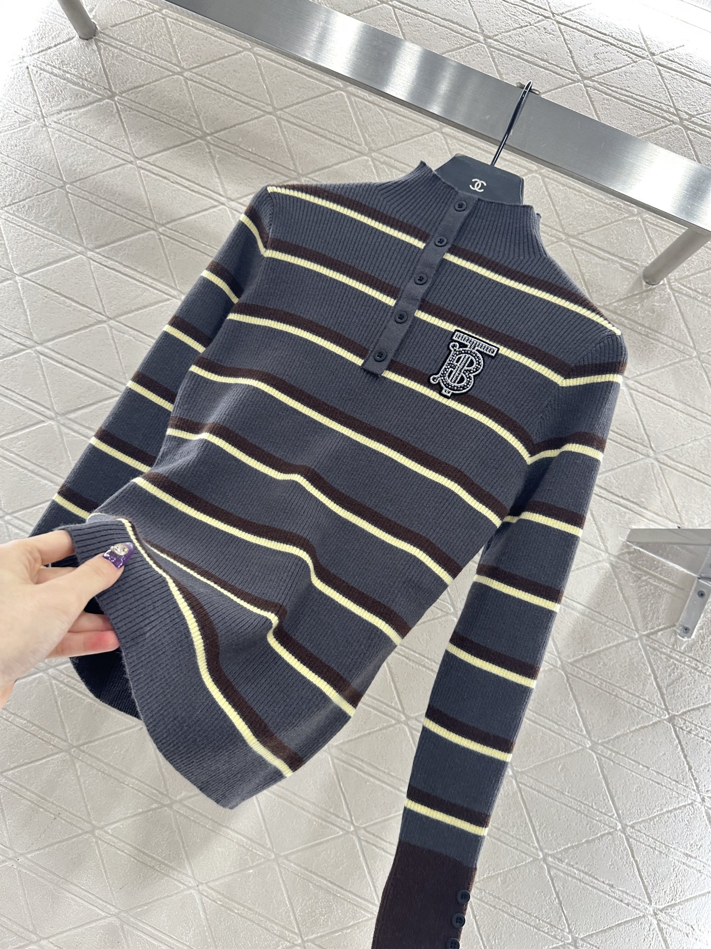 ♥BBR*♥2025新品上架 条纹针织套头毛衣定制YB丝毛纱线织造，质感高级，弹力舒适，小高领纽扣半开襟