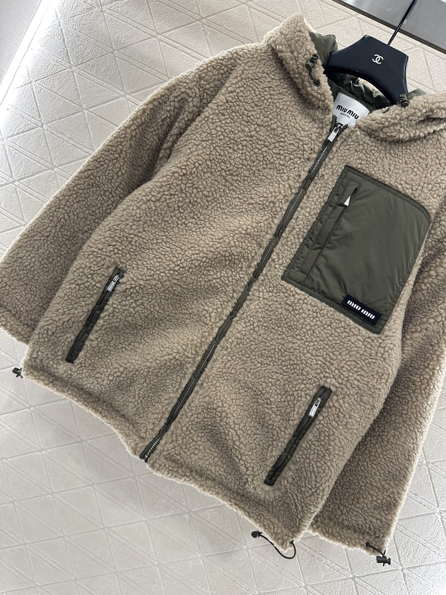 ♥Miumi*♥2025新品上架 连帽泰迪羊羔羽绒外套定制YB泰迪羊羔毛材质，内里防水尼龙处理，防风御寒