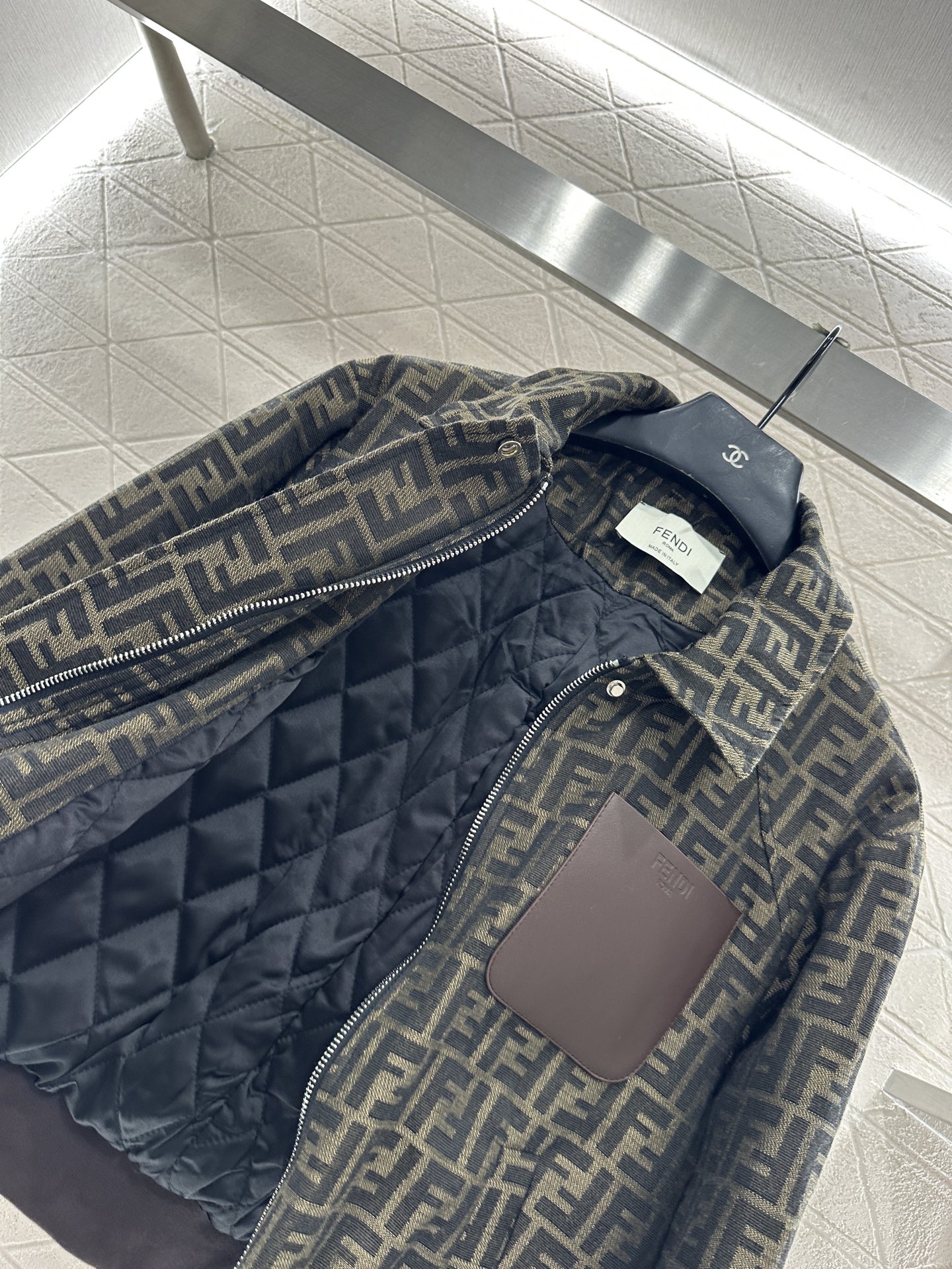 ♥Fend*♥2025新品上架 翻领提花棉服外套定制YB进口提花材质，质感挺括，穿搭有型，内里衔棉处理，