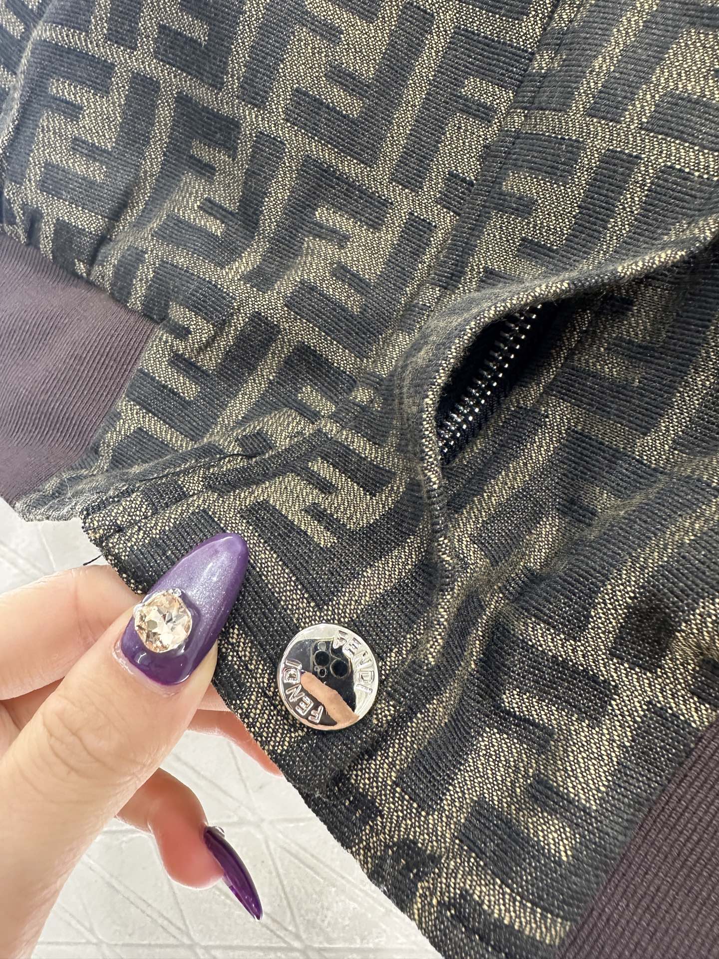 ♥Fend*♥2025新品上架 翻领提花棉服外套定制YB进口提花材质，质感挺括，穿搭有型，内里衔棉处理，