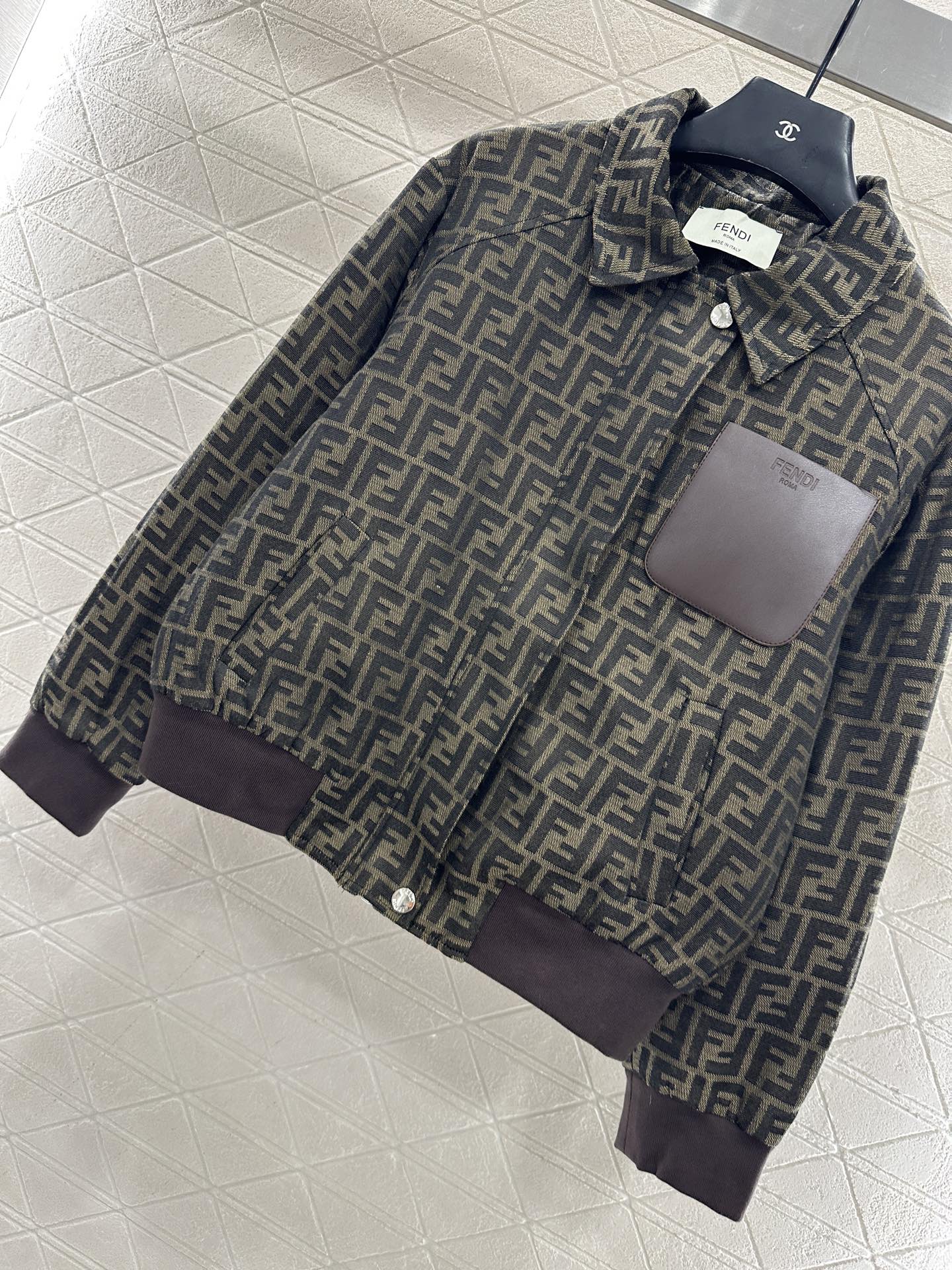 ♥Fend*♥2025新品上架 翻领提花棉服外套定制YB进口提花材质，质感挺括，穿搭有型，内里衔棉处理，