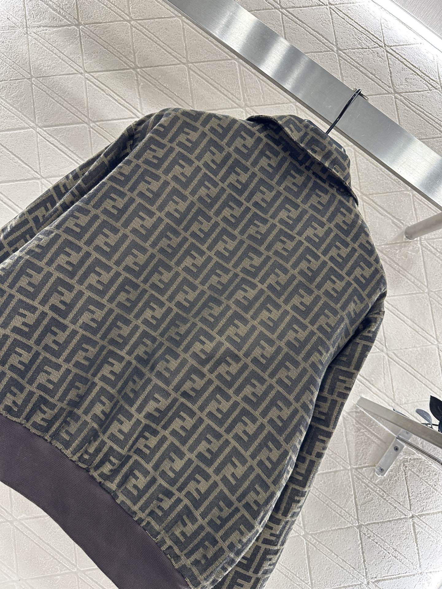 ♥Fend*♥2025新品上架 翻领提花棉服外套定制YB进口提花材质，质感挺括，穿搭有型，内里衔棉处理，