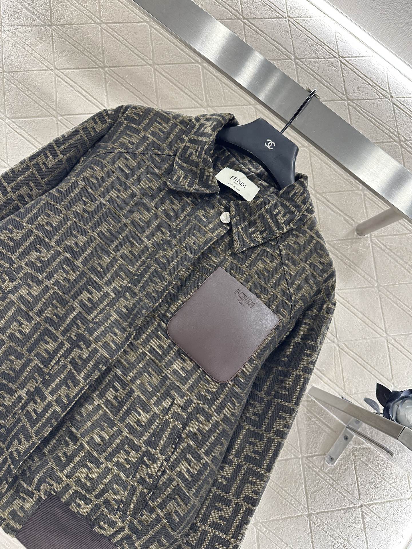 ♥Fend*♥2025新品上架 翻领提花棉服外套定制YB进口提花材质，质感挺括，穿搭有型，内里衔棉处理，