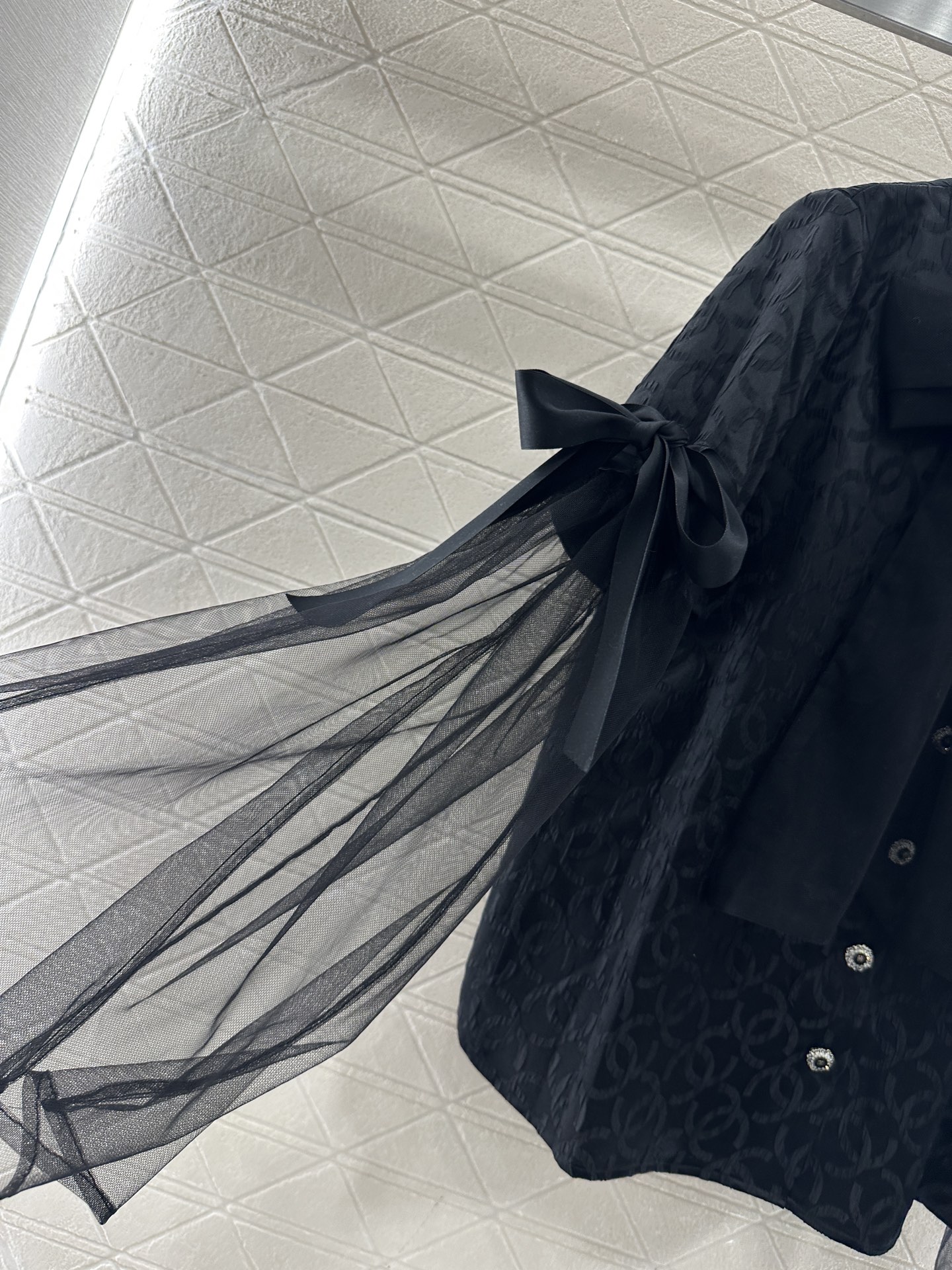 ♥Chane*♥2025新品上架 圆领提花蝴蝶结拼接上衣定制YB进口缎面真丝材质，质感高级，飘逸气质，圆