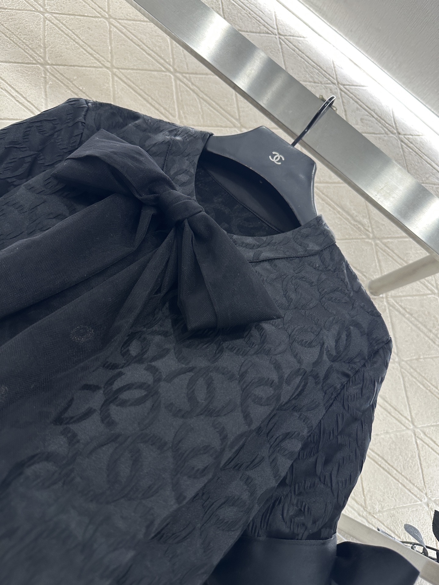 ♥Chane*♥2025新品上架 圆领提花蝴蝶结拼接上衣定制YB进口缎面真丝材质，质感高级，飘逸气质，圆