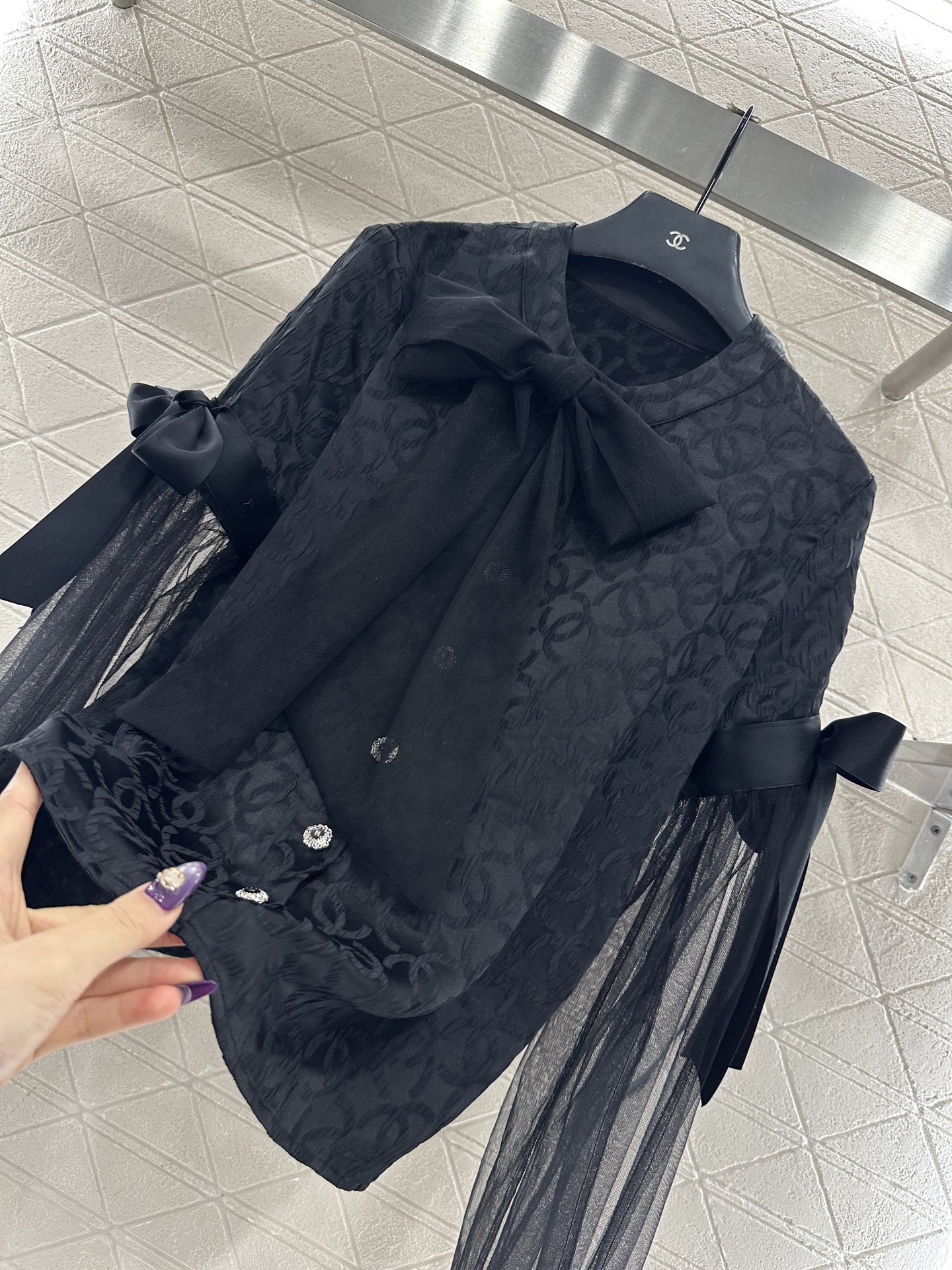 ♥Chane*♥2025新品上架 圆领提花蝴蝶结拼接上衣定制YB进口缎面真丝材质，质感高级，飘逸气质，圆