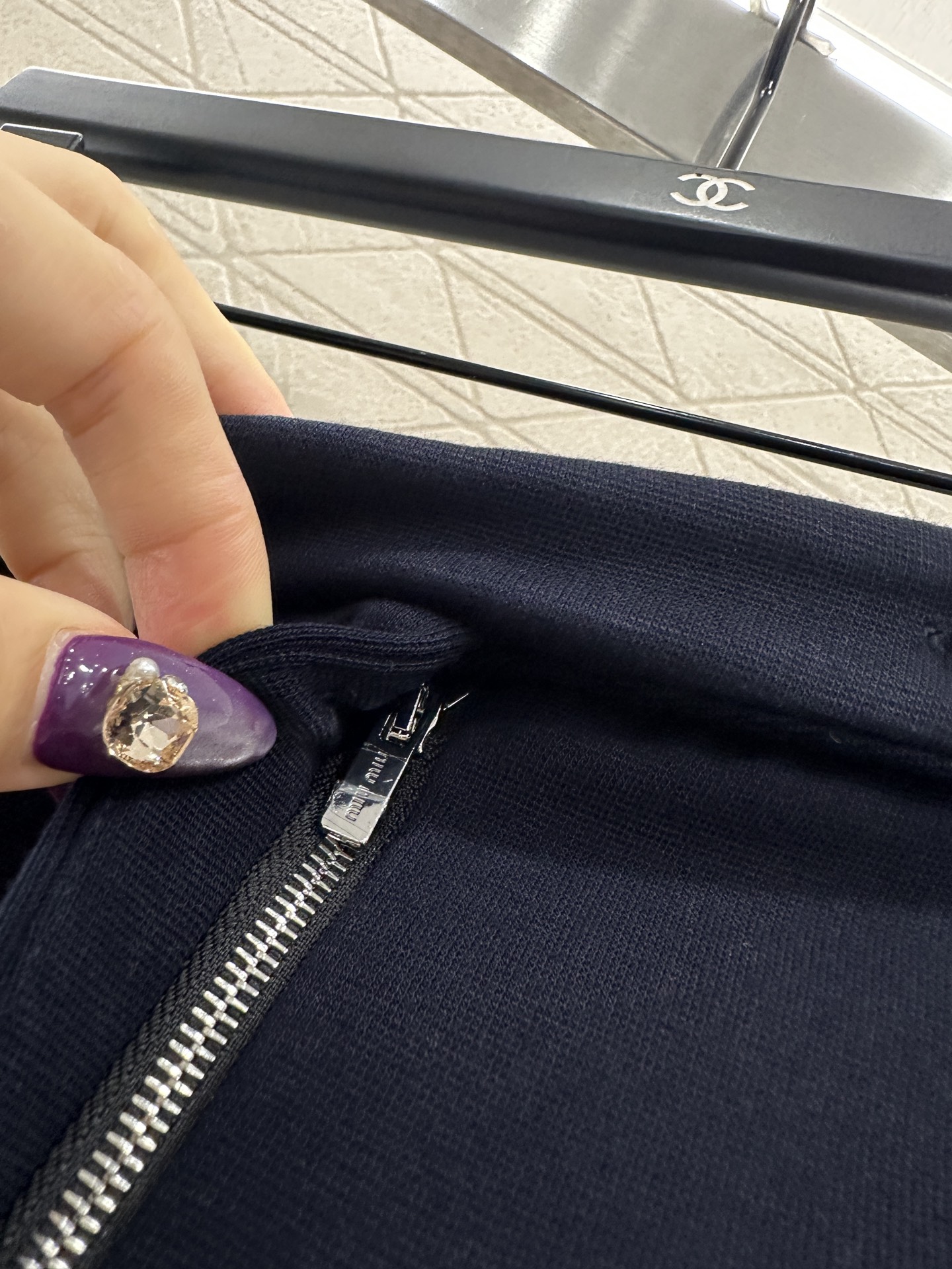 ♥Miumi♥2025新品上架 高腰拉链半裙定制YB进口材质，质感光泽，挺括有型，高腰短裙剪裁，短款版型