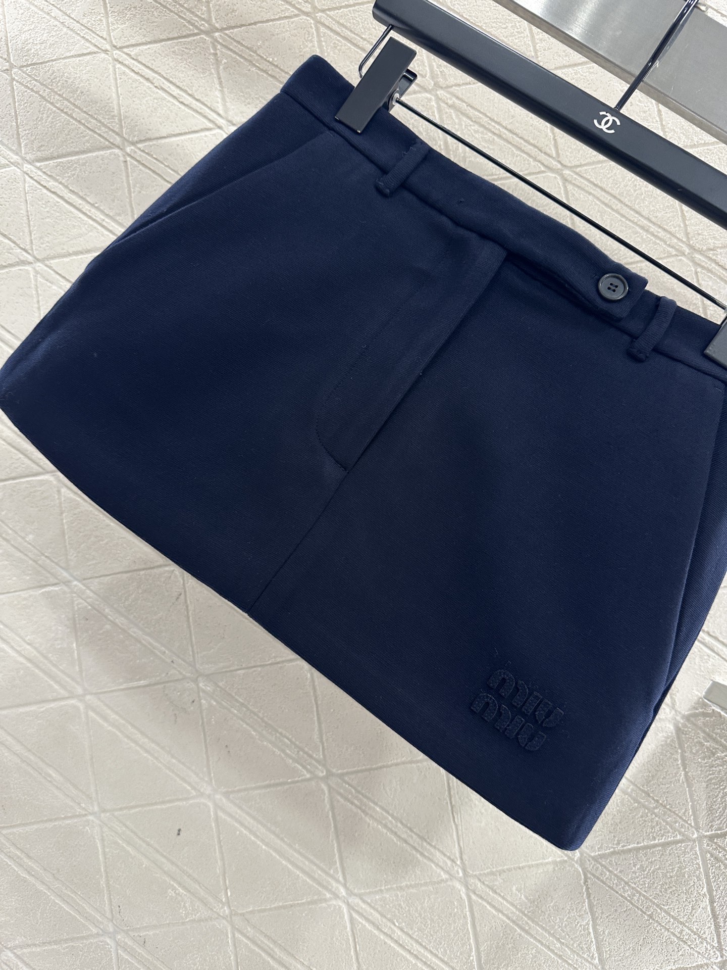 ♥Miumi♥2025新品上架 高腰拉链半裙定制YB进口材质，质感光泽，挺括有型，高腰短裙剪裁，短款版型